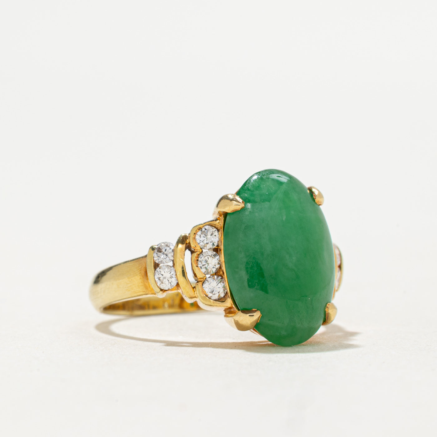 Bague en or 18 carats ornée de jadéite et de diamants | 4,30 ct, 0,25 ct au total | Taille 6