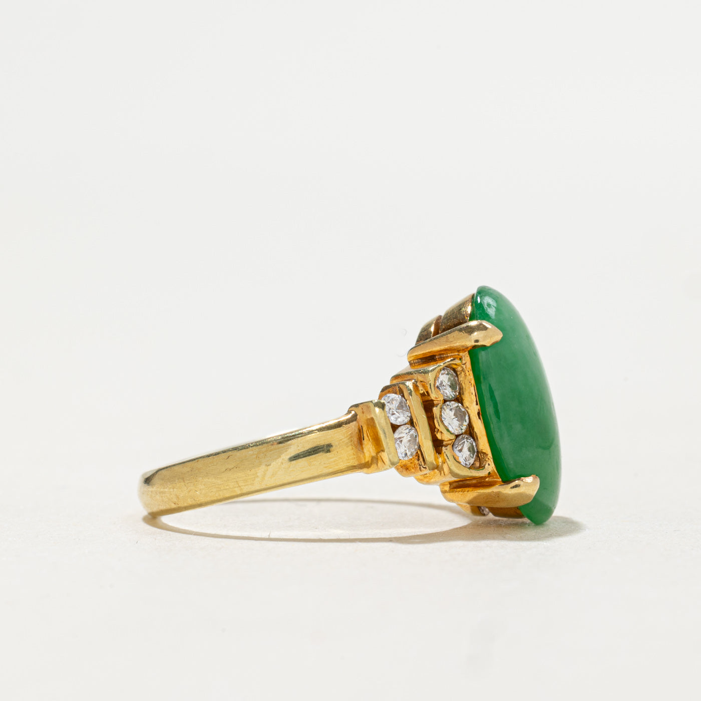 Bague en or 18 carats ornée de jadéite et de diamants | 4,30 ct, 0,25 ct au total | Taille 6