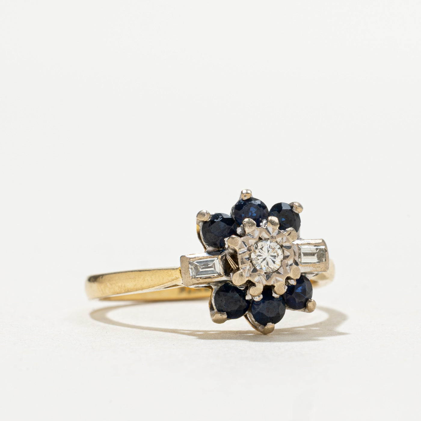 Bague en pétalage de pétales sertie de diamants et de saphirs en or 18 carats, Londres, 1971 | 0,10 ct, 0,30 ct | Taille 6,5