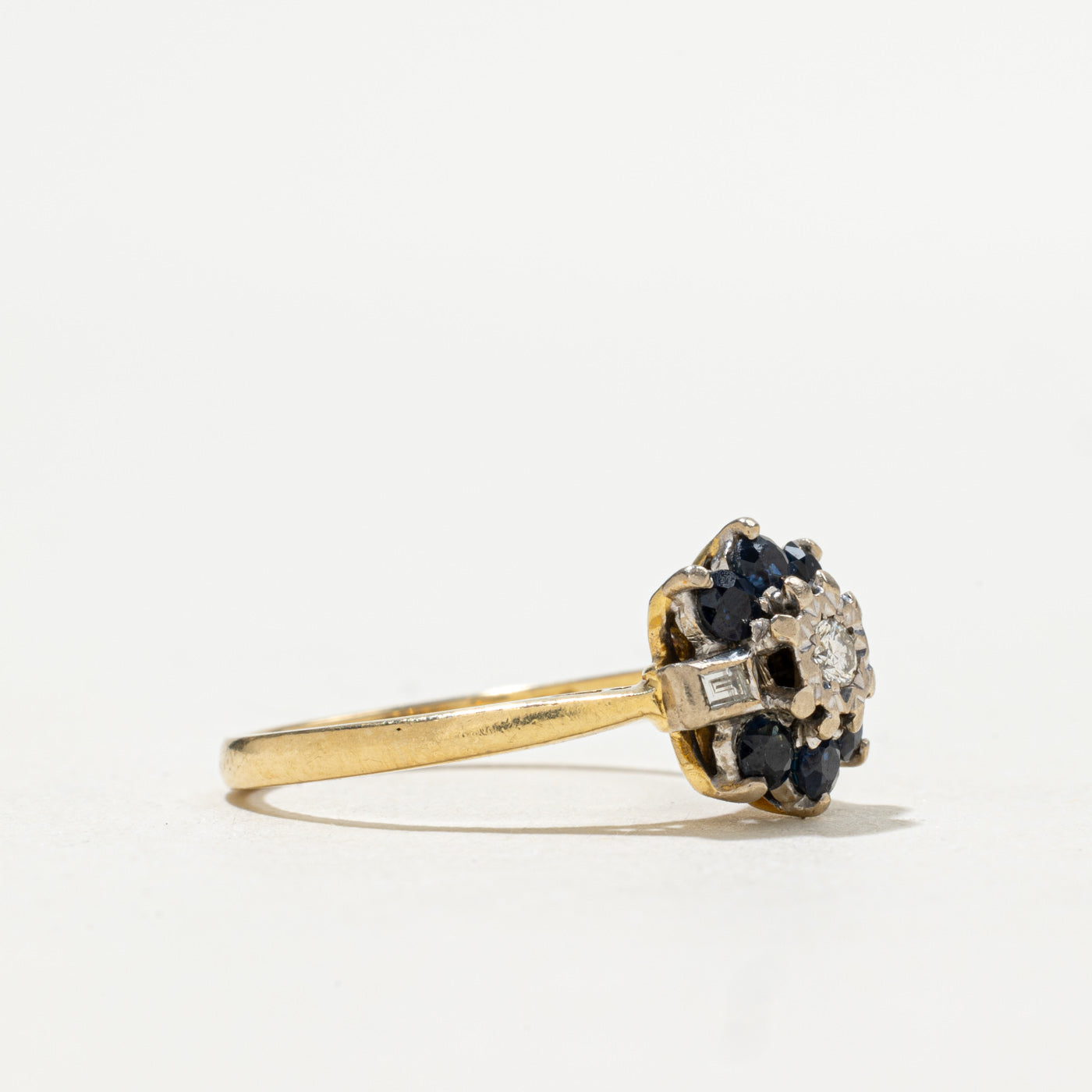Bague en pétalage de pétales sertie de diamants et de saphirs en or 18 carats, Londres, 1971 | 0,10 ct, 0,30 ct | Taille 6,5