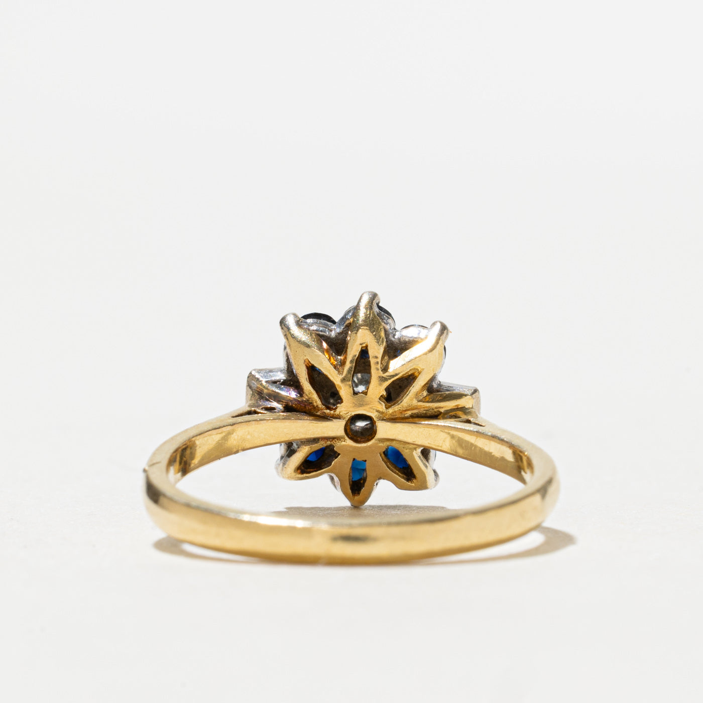 Bague en pétalage de pétales sertie de diamants et de saphirs en or 18 carats, Londres, 1971 | 0,10 ct, 0,30 ct | Taille 6,5