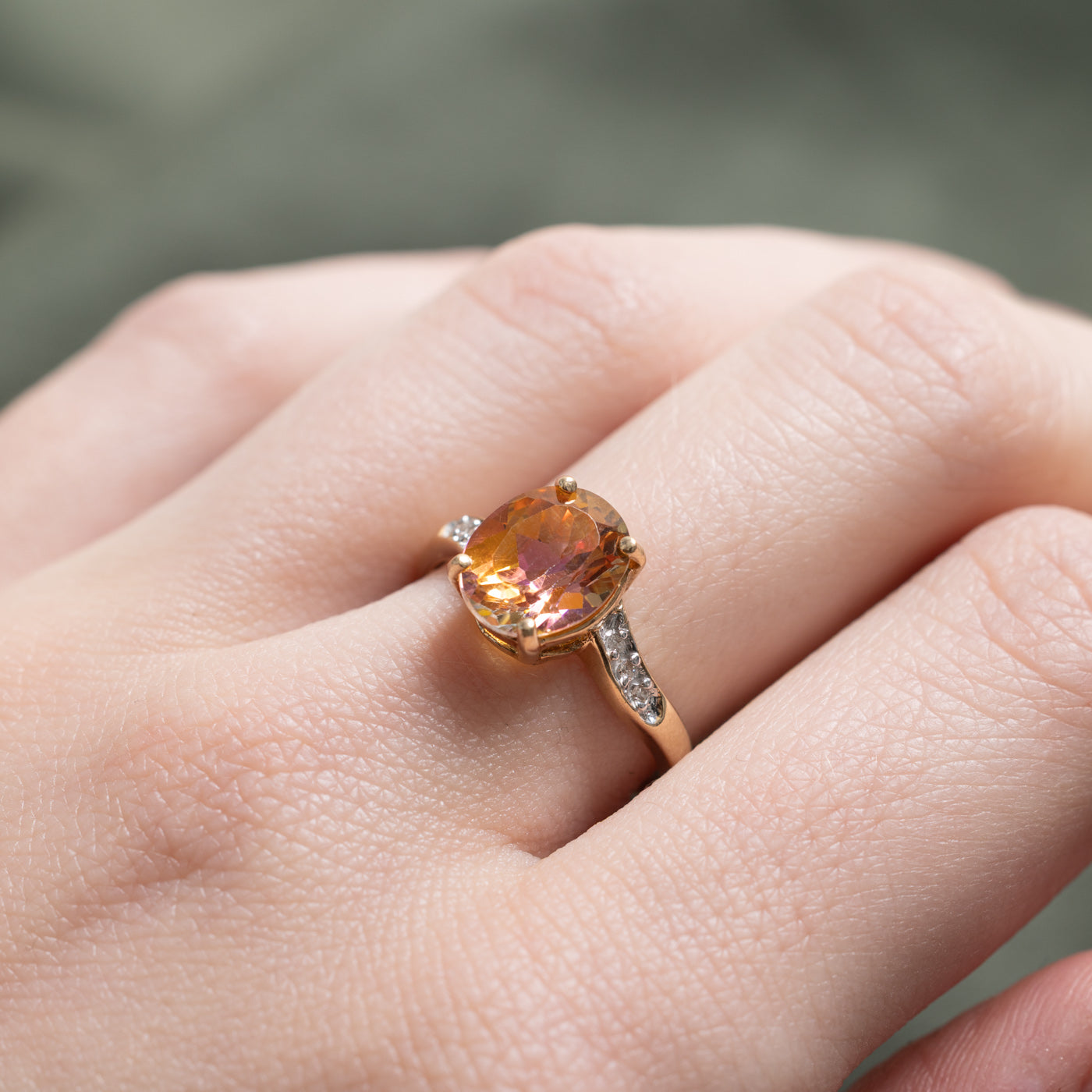 Bague contournée en topaze mystique taille ovale et diamants | 3,25 ct, 0,03 ct au total | Taille 6,75