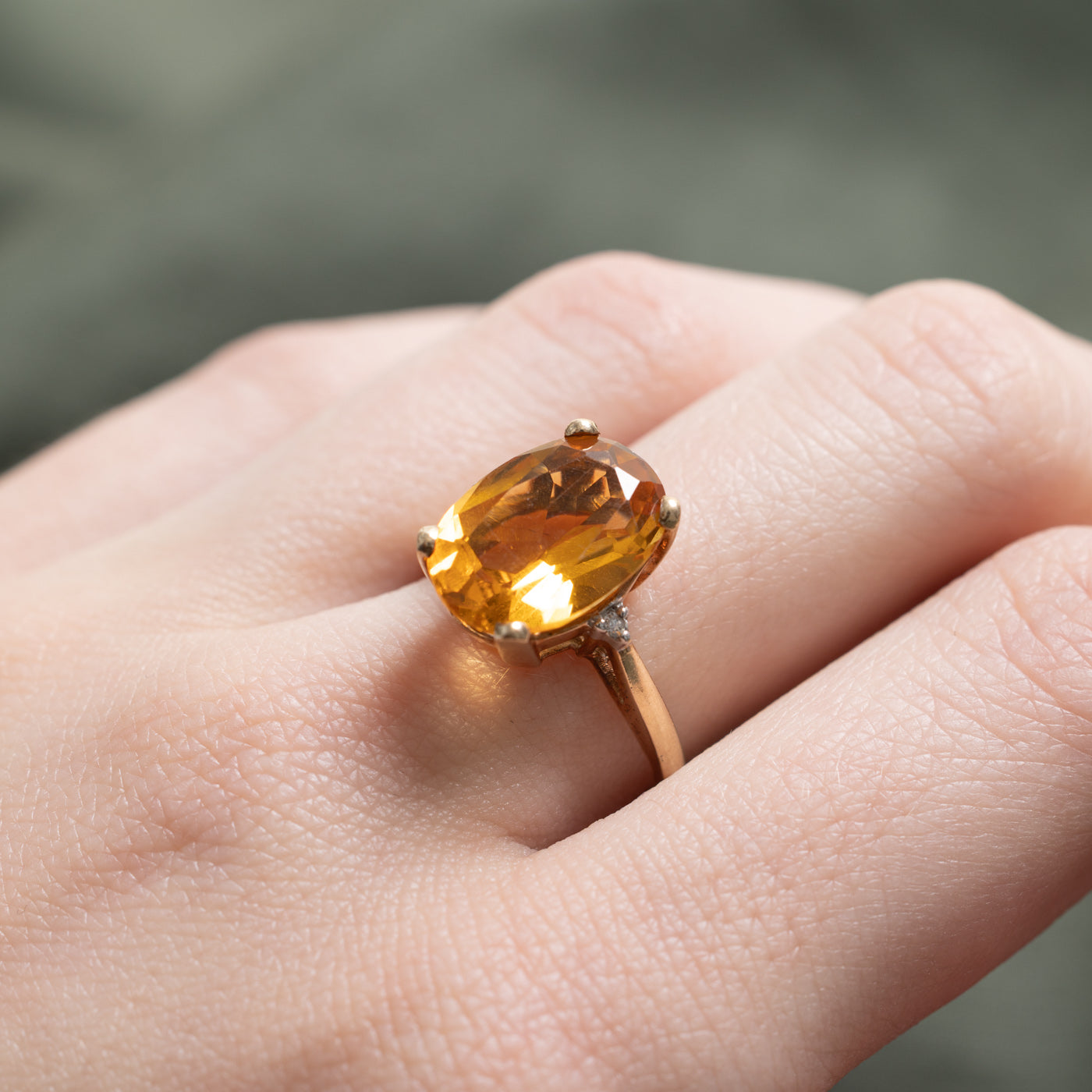 Bague ornée d'une citrine ovale et de diamants | 6,00 ct, 0,02 ct au total | Taille 7,0