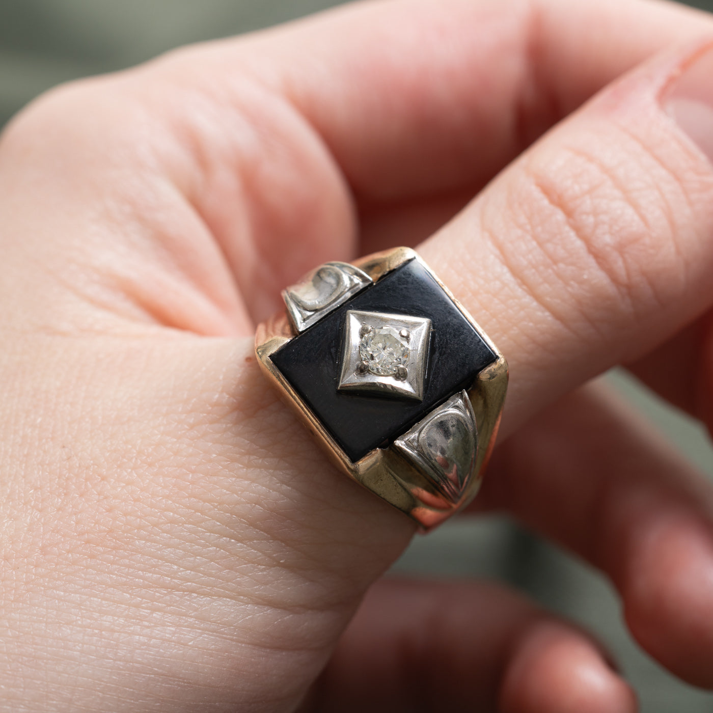 Bague chevalière bicolore en or, onyx et diamants | 8,00 ct, 0,27 ct | Taille 11