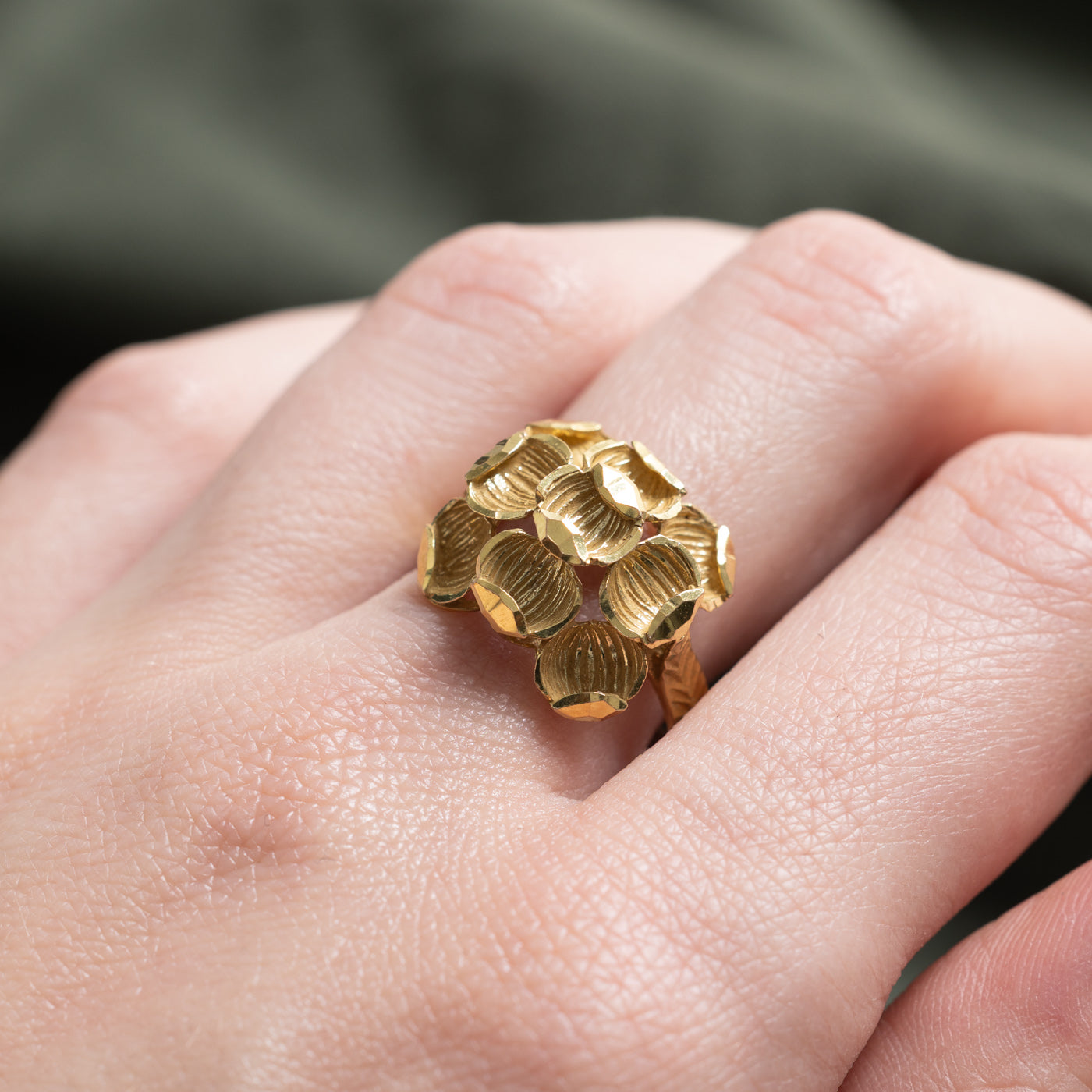 1977 London 9k Yellow Gold Flower Petal Cocktail Ring | SZ 8