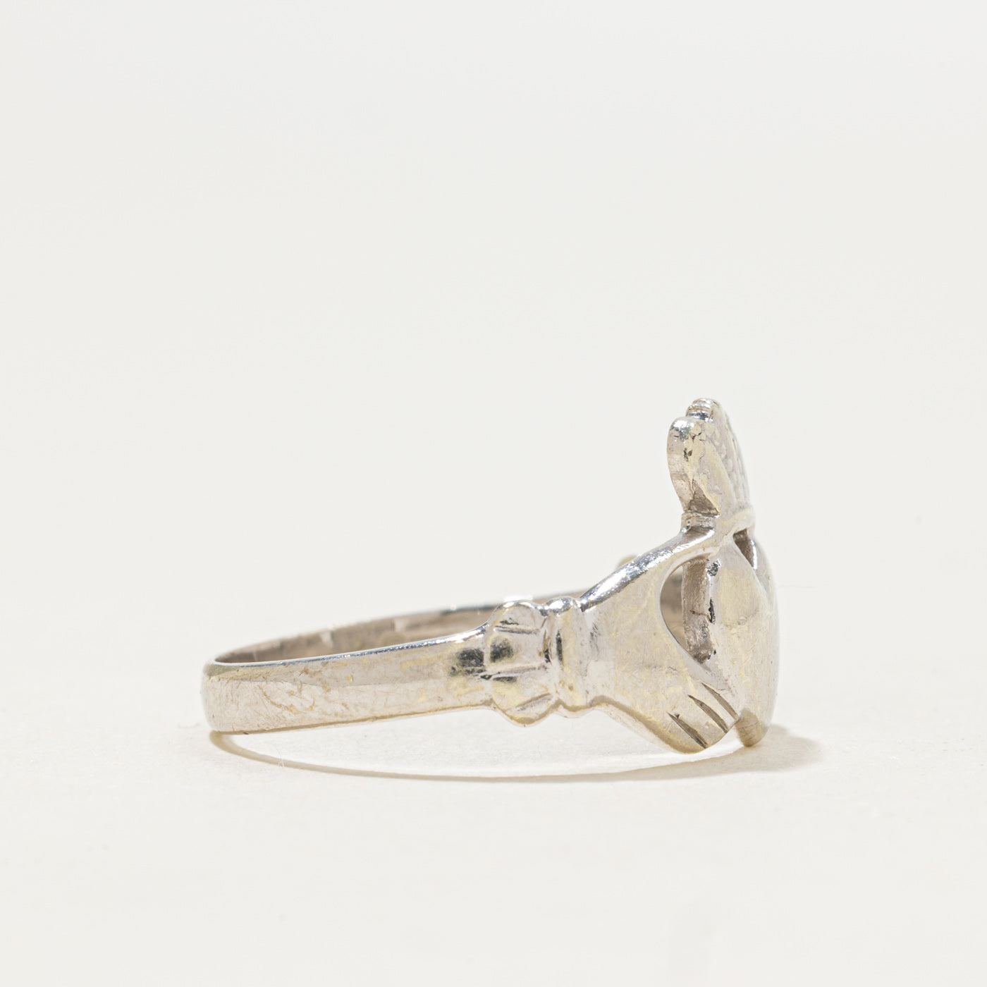 Bague Claddagh Dublin en or blanc 10 carats | Taille 6,75