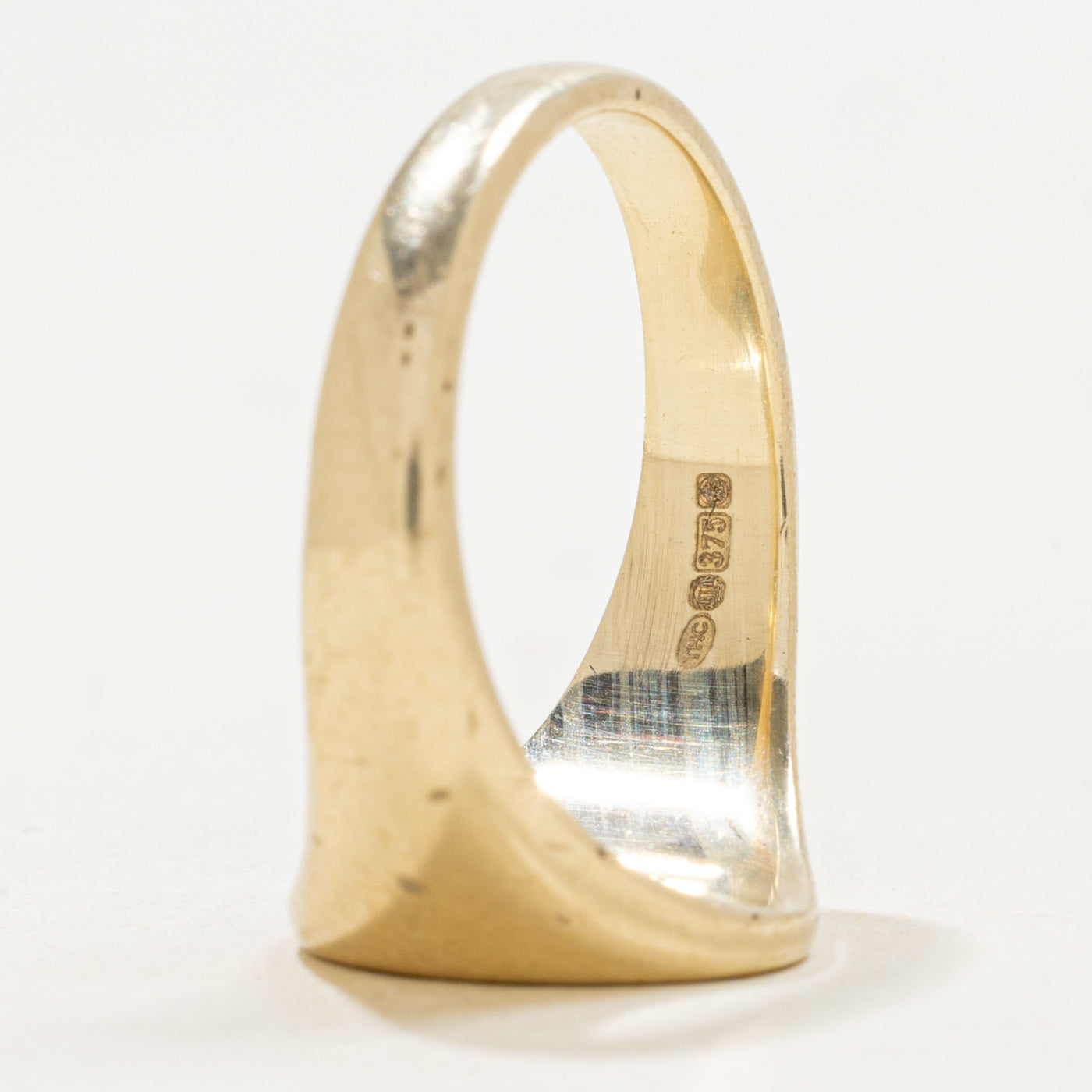 Sheffield 9k Yellow Gold Oval Signet Ring | SZ 7.75