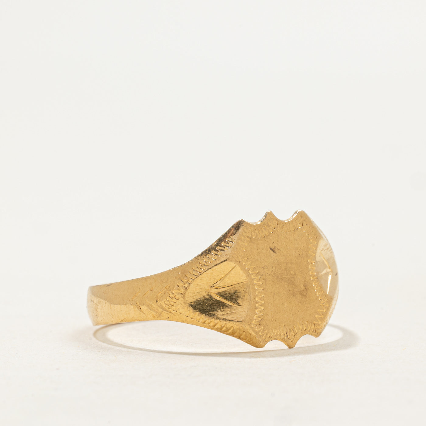 Bague chevalière texturée en or jaune 18 carats | Taille 11,75