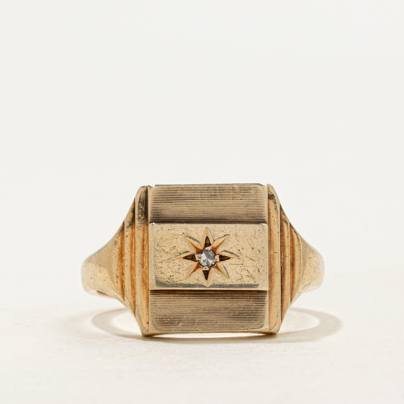 Bague chevalière sertie de diamants en or 9 carats, 1964, Londres | 0,015 ct | Taille 9