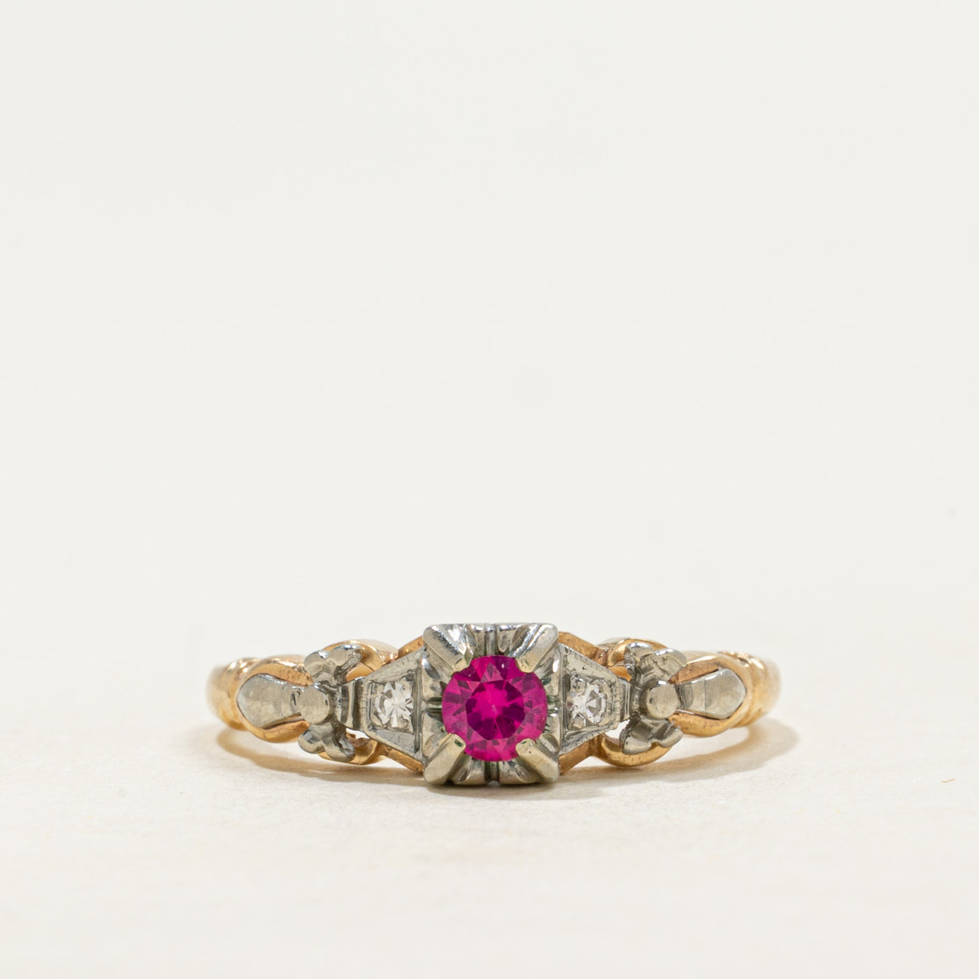 Bague en rubis synthétique canadien et diamants naturels | 0,13 ct, 0,02 ct au total | Taille 4,75