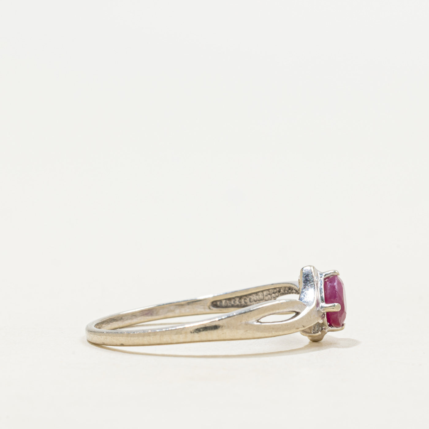 Bague en or blanc 10 carats ornée de rubis et de diamants | 0,25 ct, 0,01 ct au total | Taille 6,75