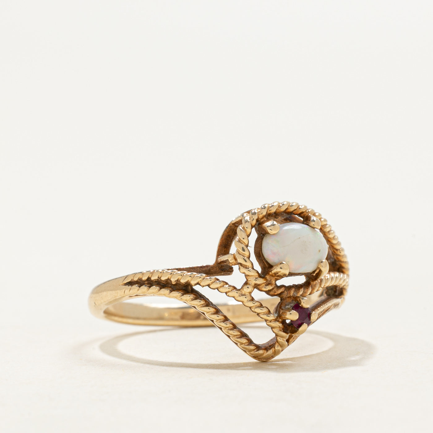 Bague vintage canadienne en or 10 carats, motif abstrait ajouré, opale et rubis | 0,235 ct | Taille 7