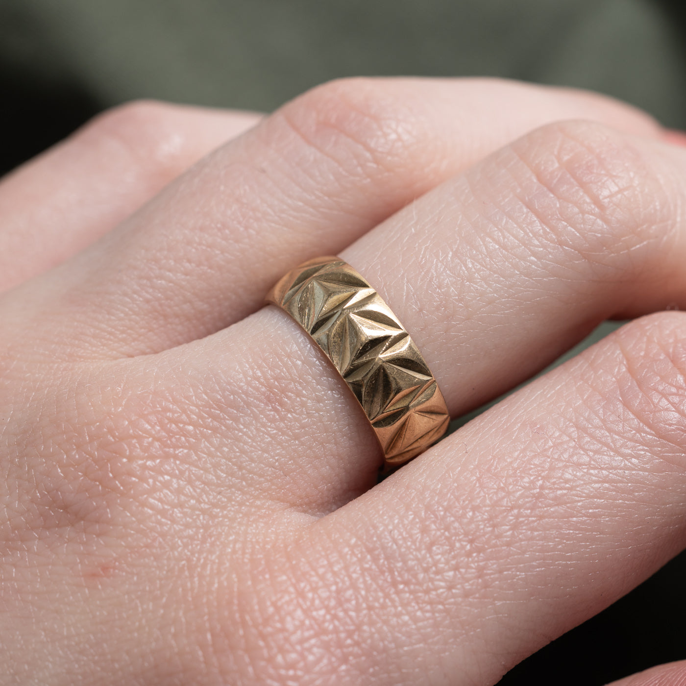 1974 London 9k Geometric Engraved Band | 6.94mm | SZ 7