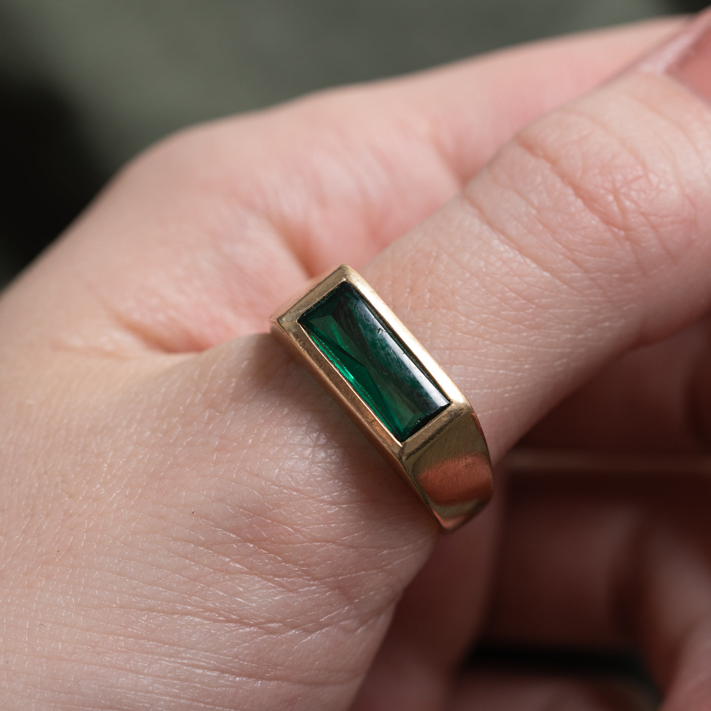 Bague chevalière en verre vert East West de Birks | 2,0 ct | Taille 10,5