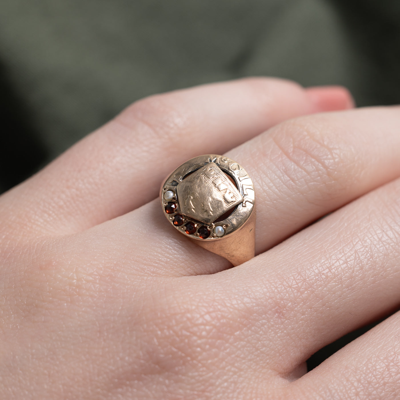 Bague chevalière Birks' McGill University Multi Gemstone Crescent | 0,08 ct | Taille 6