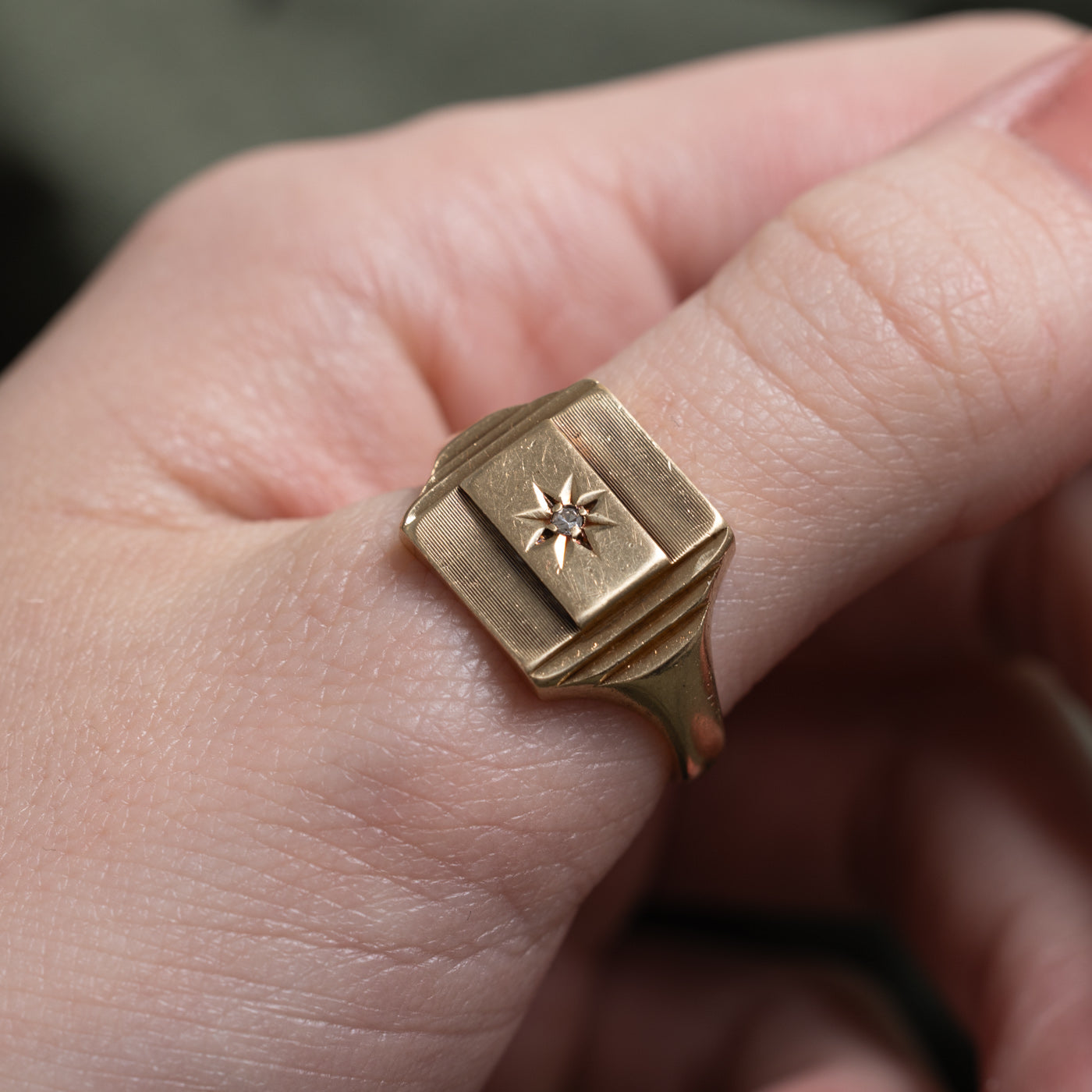 Bague chevalière sertie de diamants en or 9 carats, 1964, Londres | 0,015 ct | Taille 9