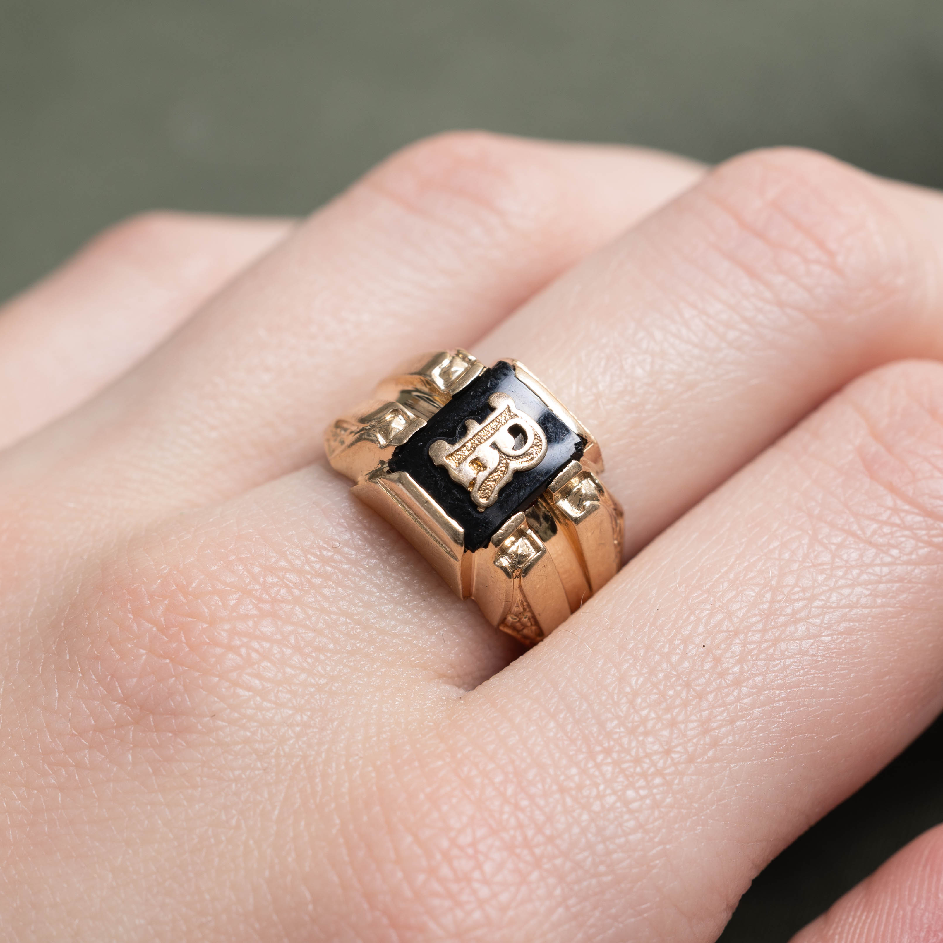 10k Onyx "R" Initial Signet Ring | SZ 7.75