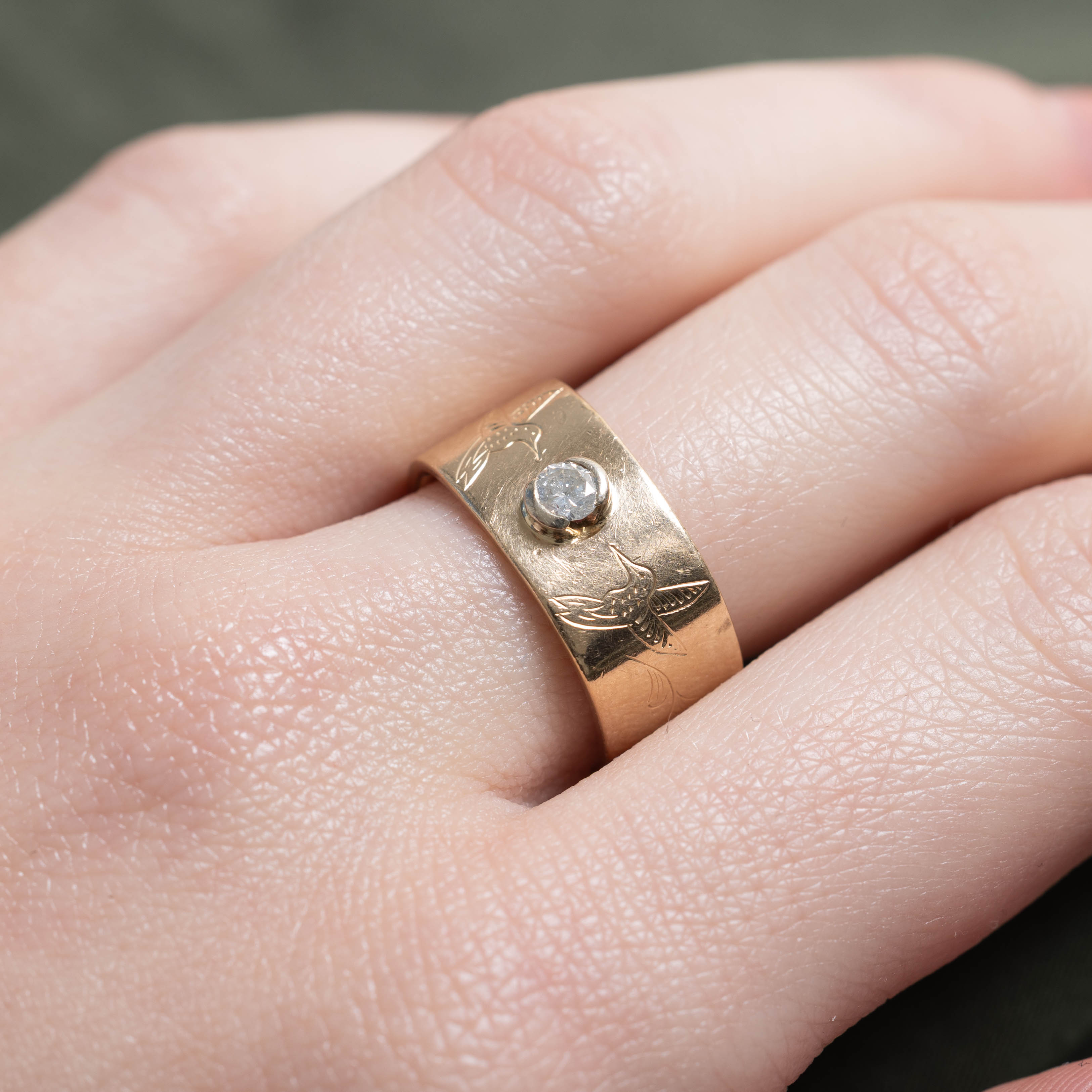 10k Bezel Set Diamond Bird Engraved Band | 8.90mm | SZ 6.5