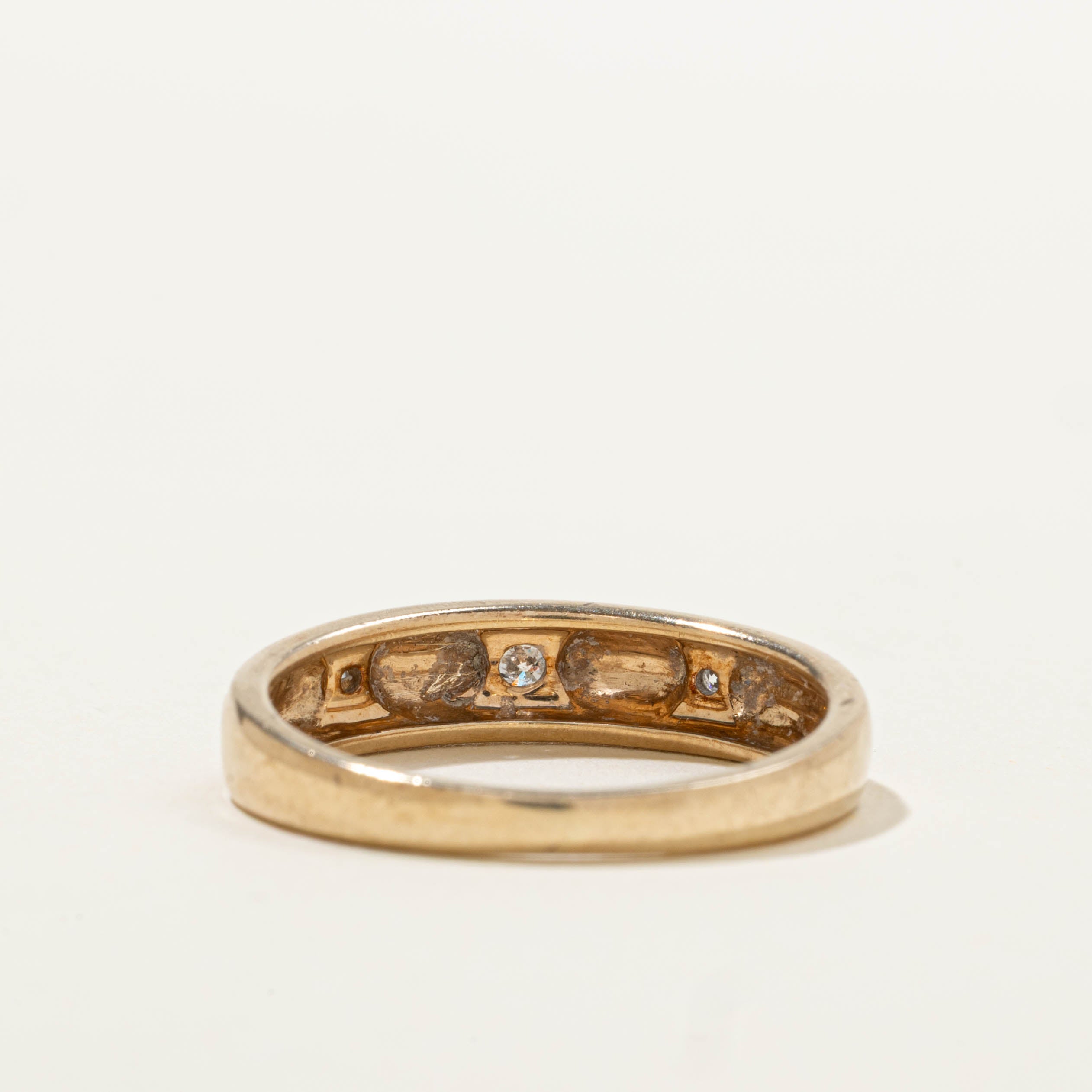 10k Three Stone Diamond Textured Band | SZ 8.25