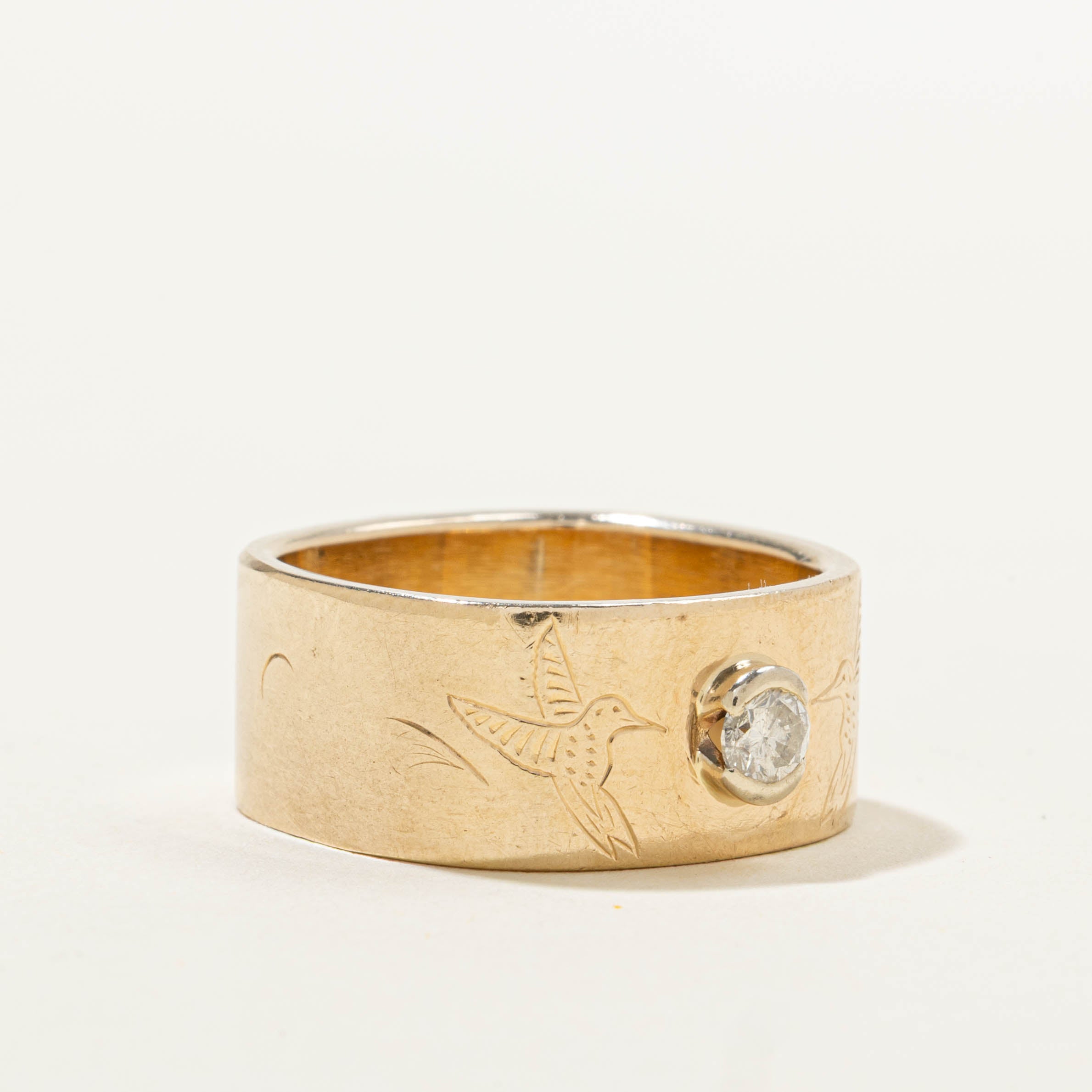 10k Bezel Set Diamond Bird Engraved Band | 8.90mm | SZ 6.5