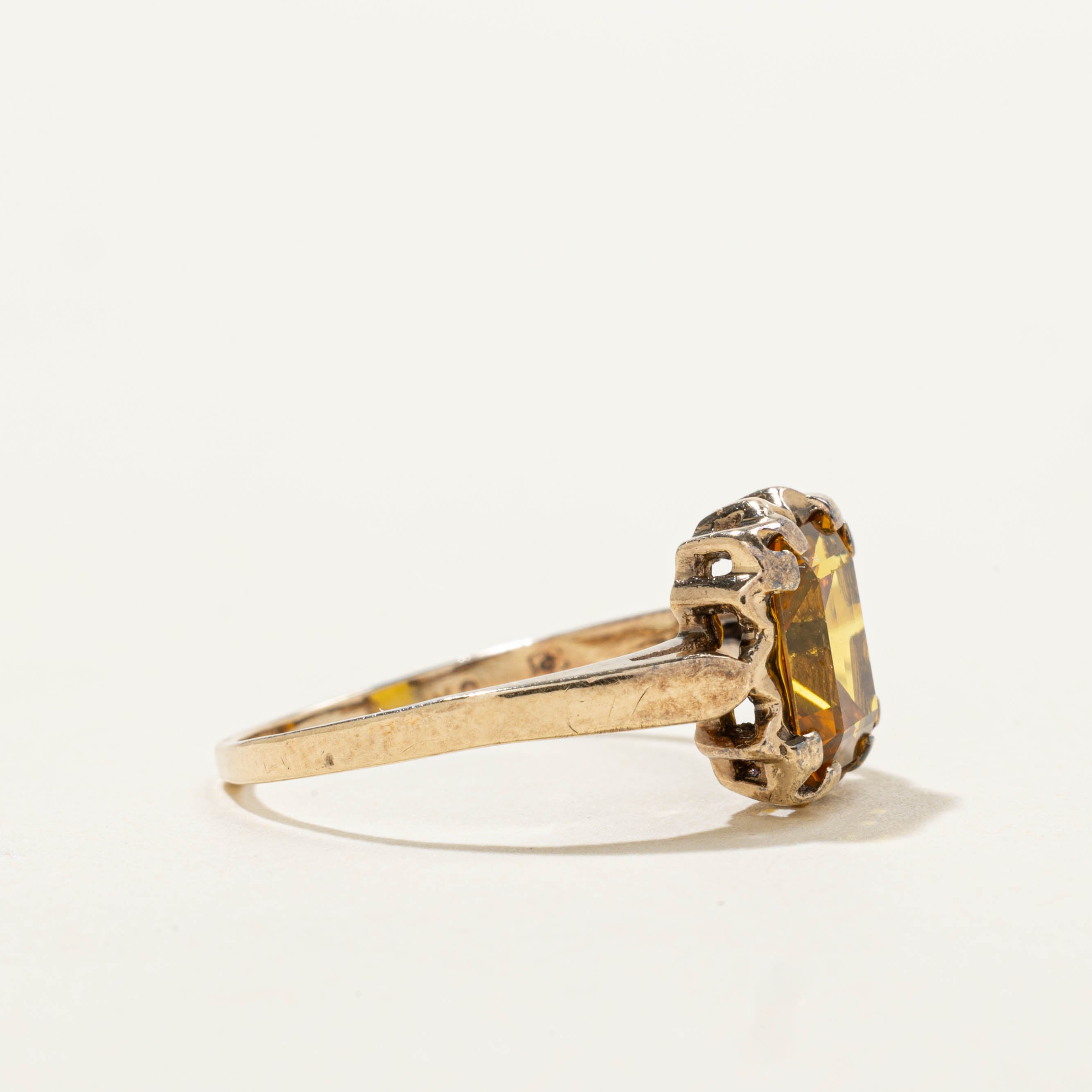9k Synthetic Sapphire Scalloped Ring | SZ 6.5