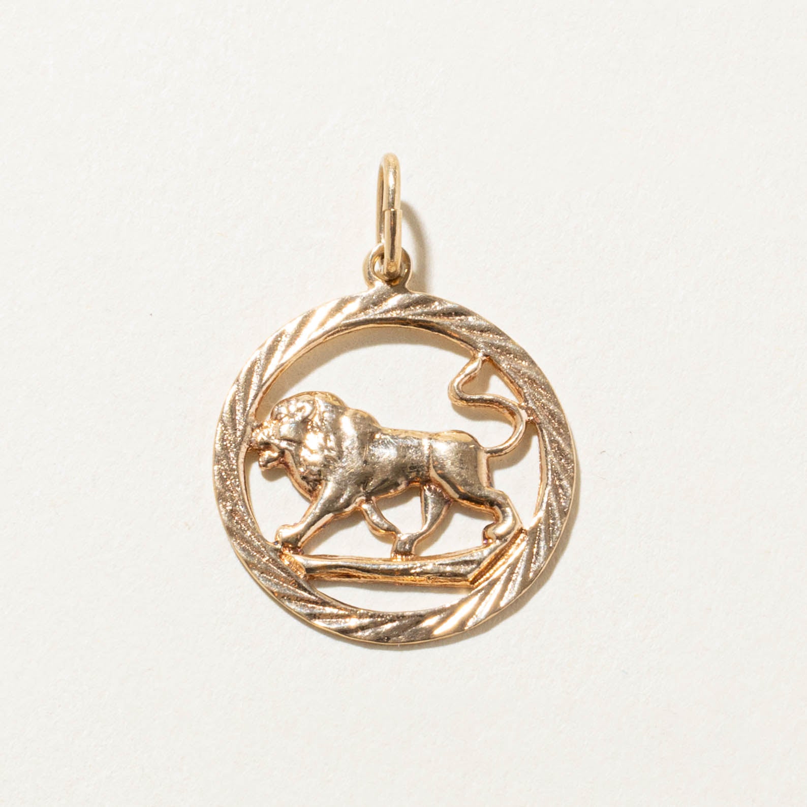10k Leo Zodiac Pendant