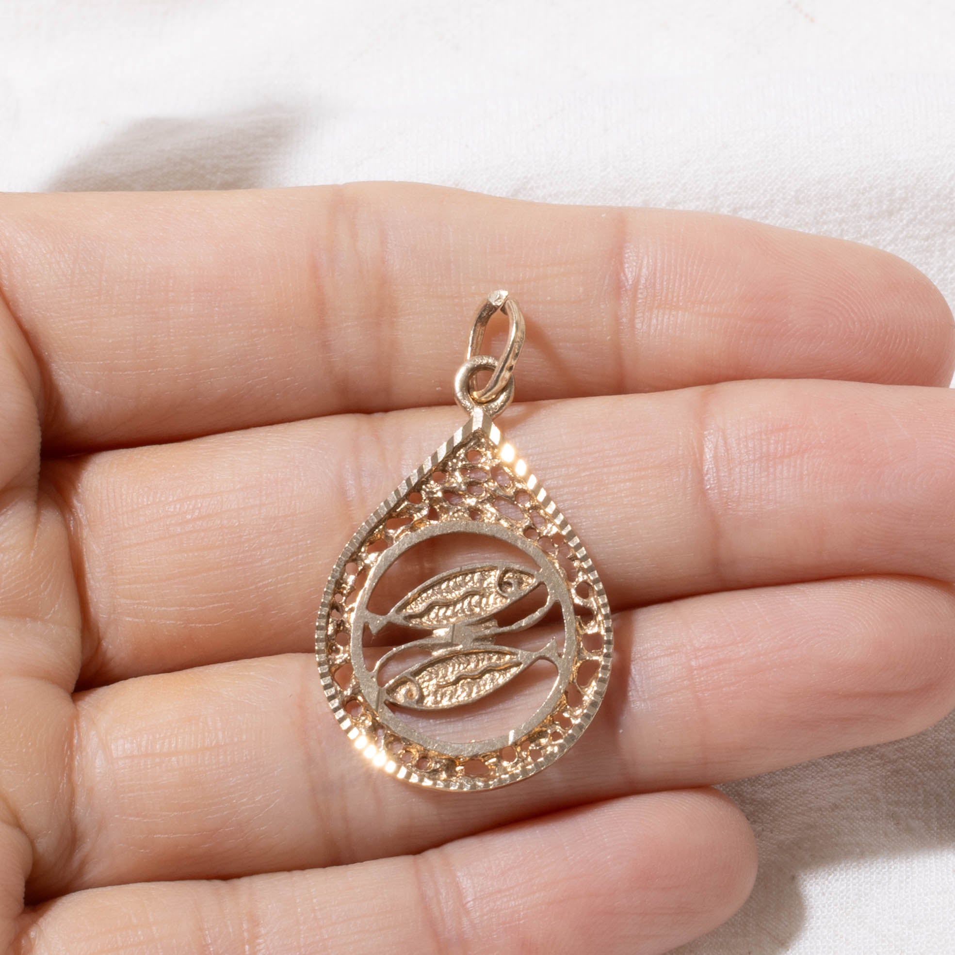 10k Pisces Zodiac Pendant