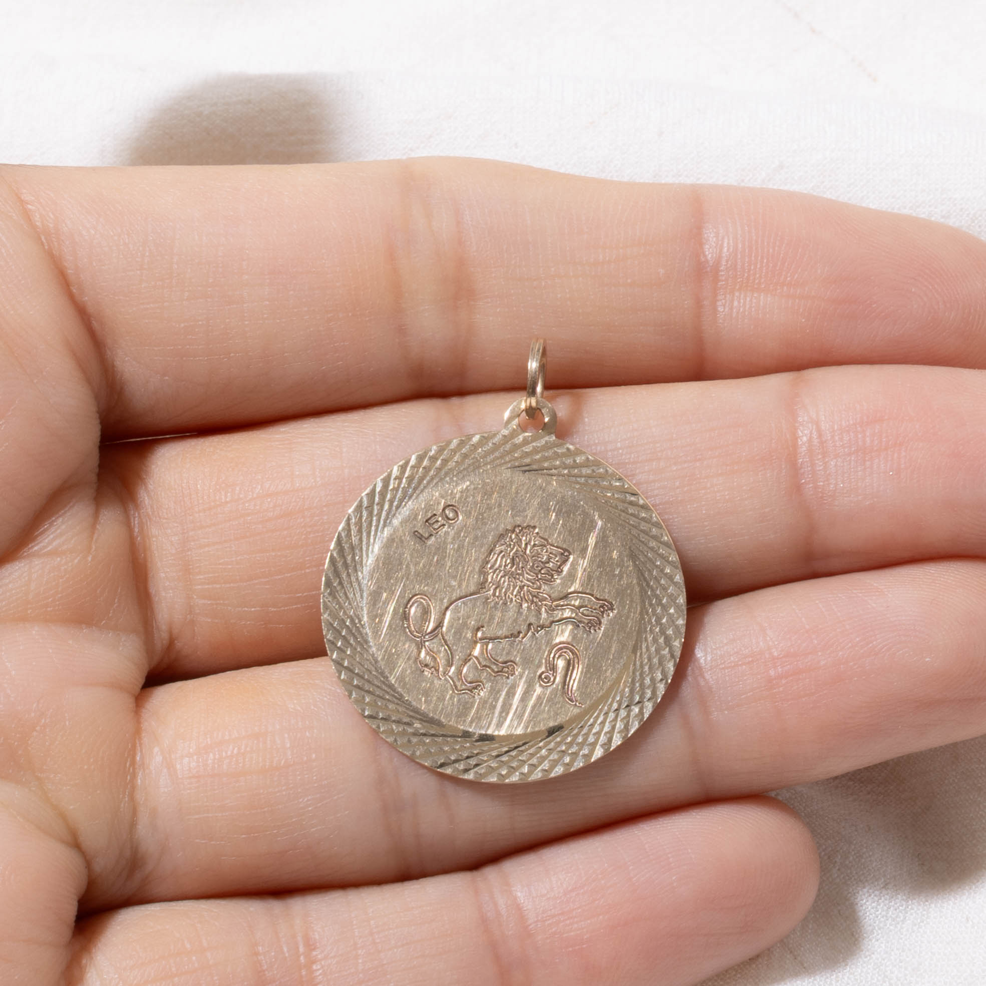 10k Leo Zodiac Pendant