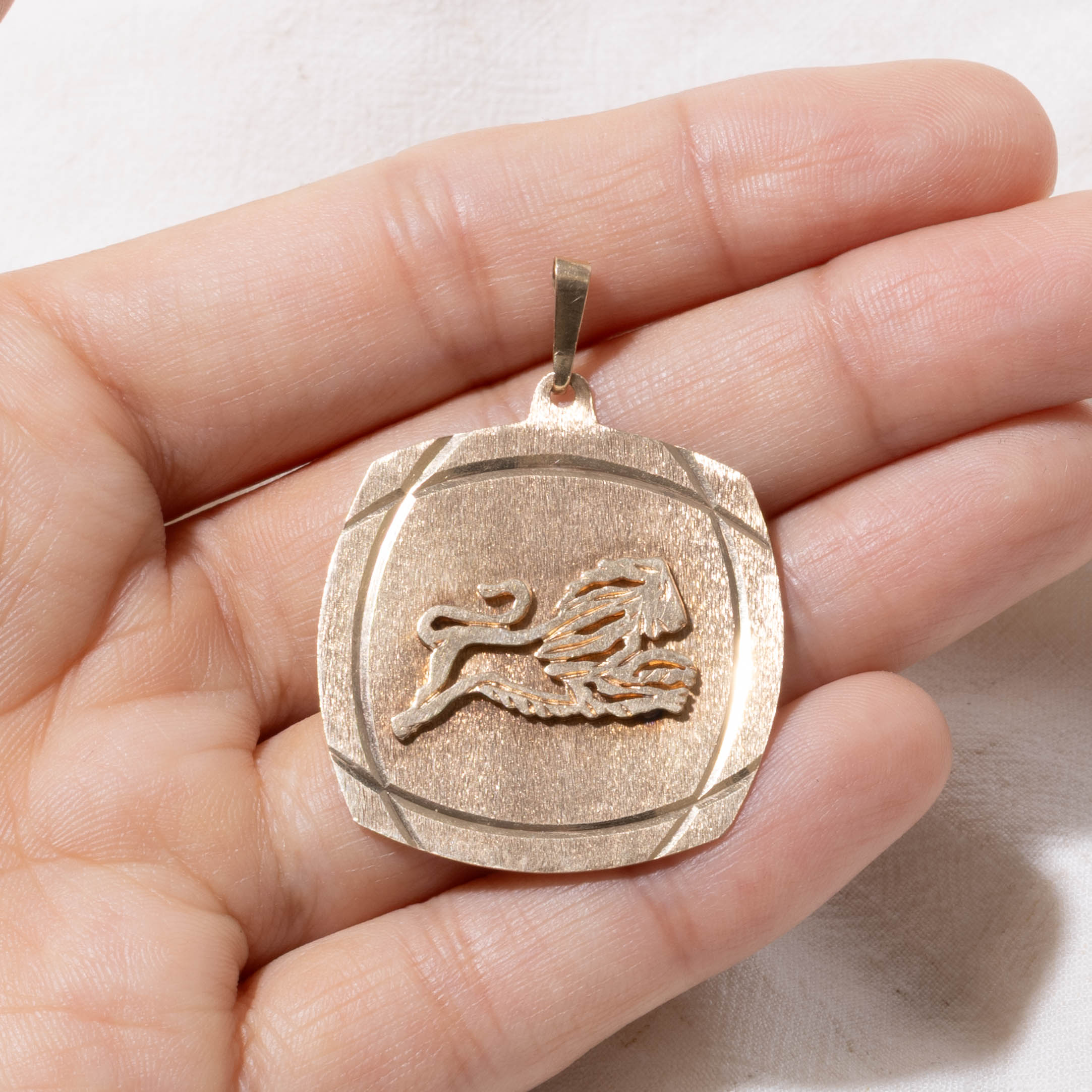 10k Leo Zodiac Pendant