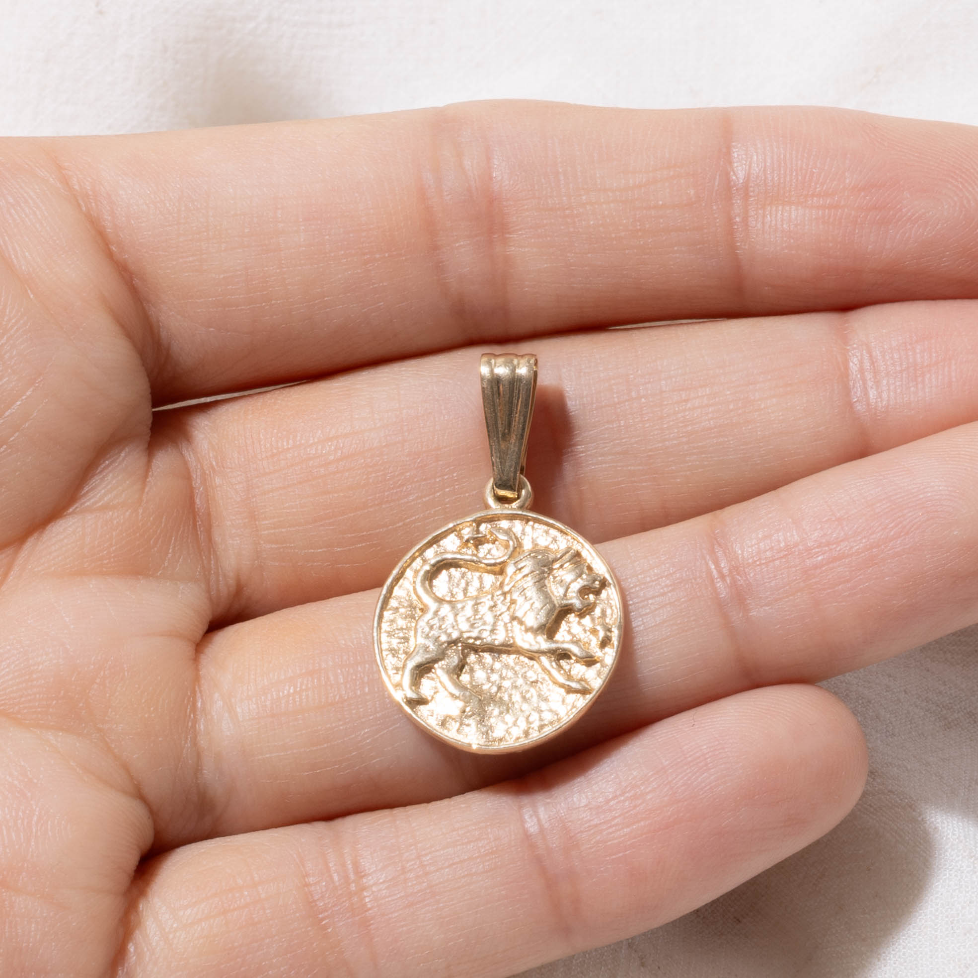 14k Leo Zodiac Pendant
