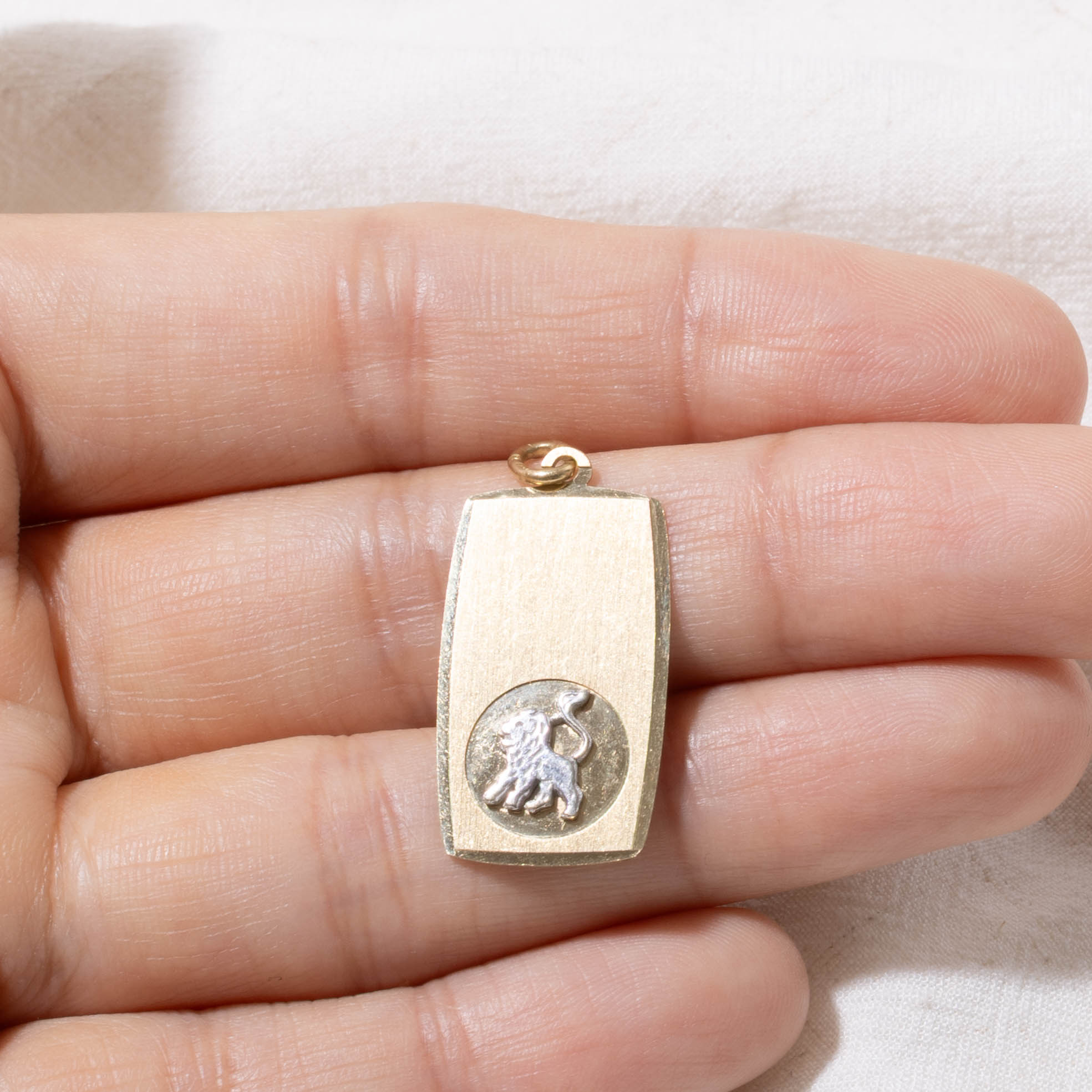 18k Leo Zodiac Pendant