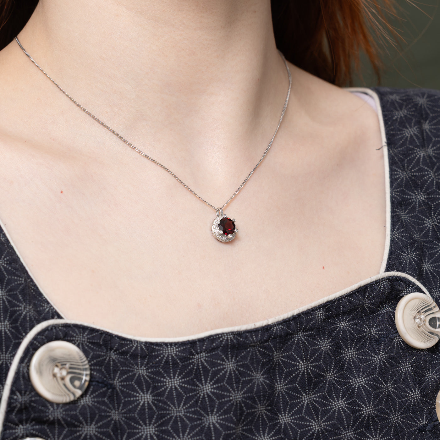 Pendentif halo en or 18 carats, grenat et diamants | 2,00 ct, 0,11 ct au total