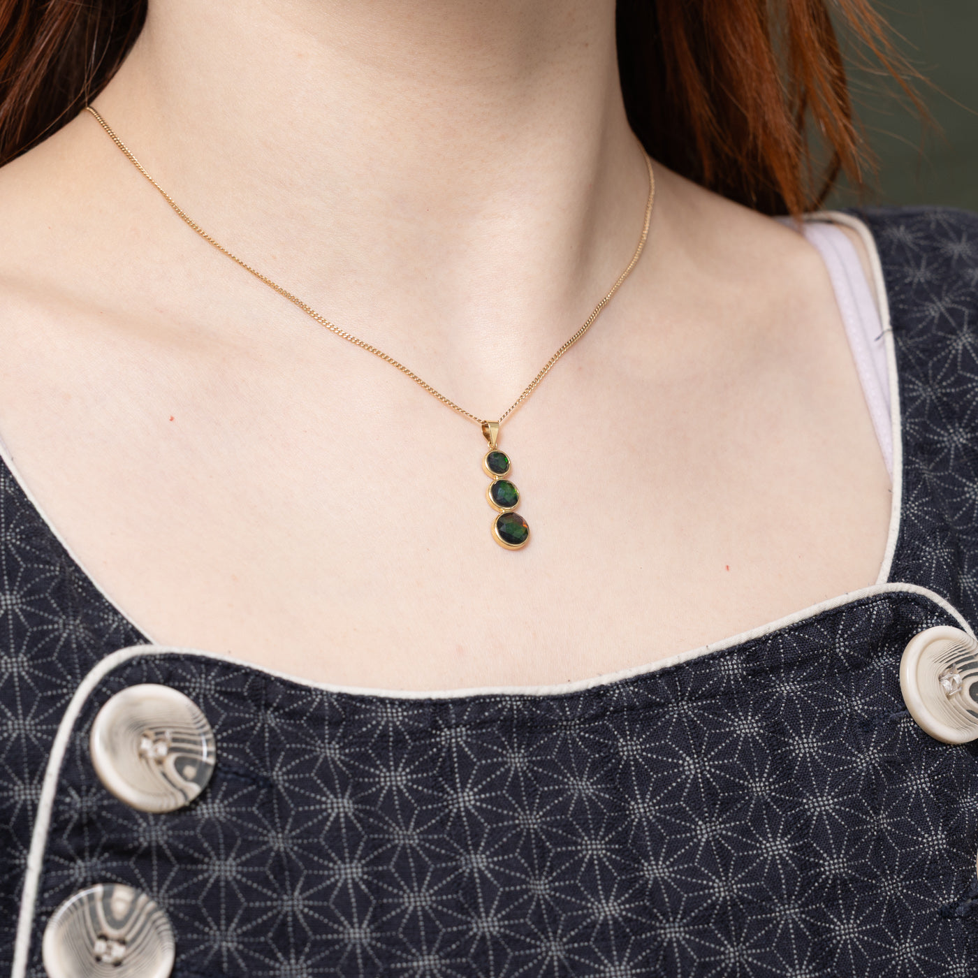 Pendentif goutte en or 14 carats serti de trois pierres d'ammolite | 2,00 ct