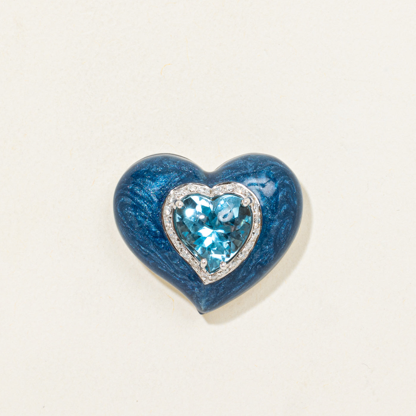 Pendentif cœur en émail serti d'un halo de topazes bleues et de diamants (4,50 ct, 0,16 ct au total) | Or 18 carats