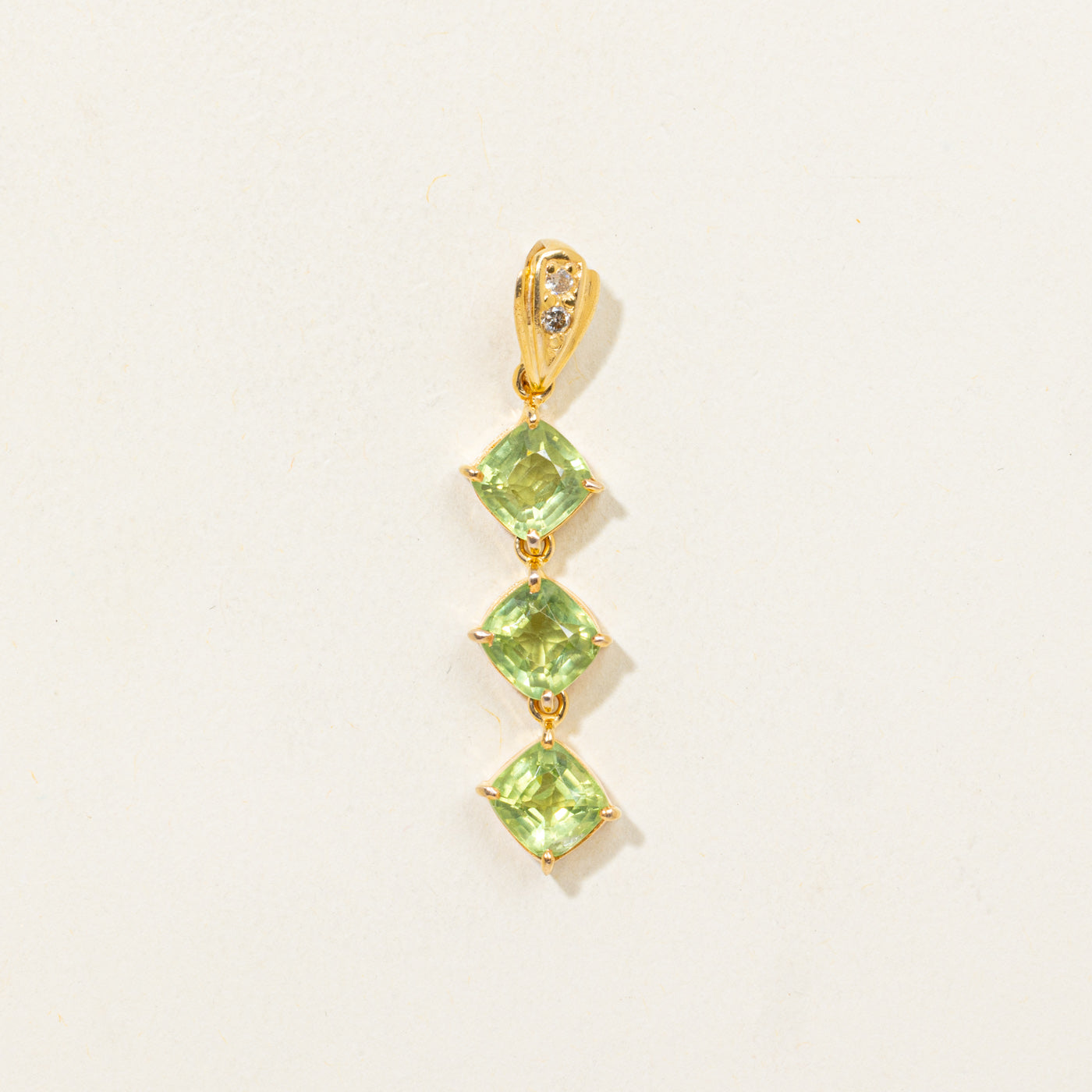 Pendentif goutte trois pierres en or 18 carats, péridot et diamants | 2,55 ct au total, 0,03 ct au total