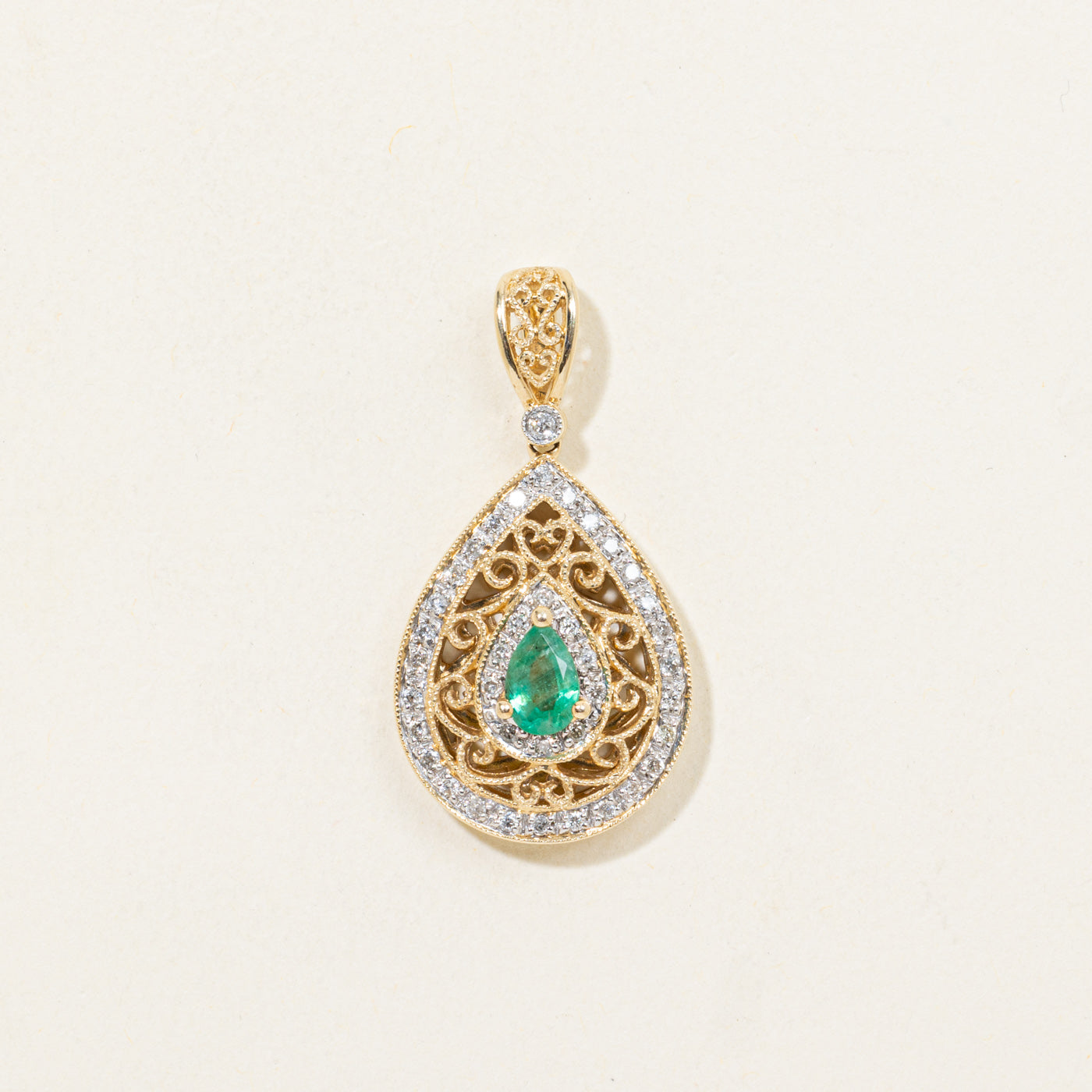 Pendentif en or 14 carats serti d'un halo d'émeraudes et de diamants | 0,40 ct, 0,20 ct au total