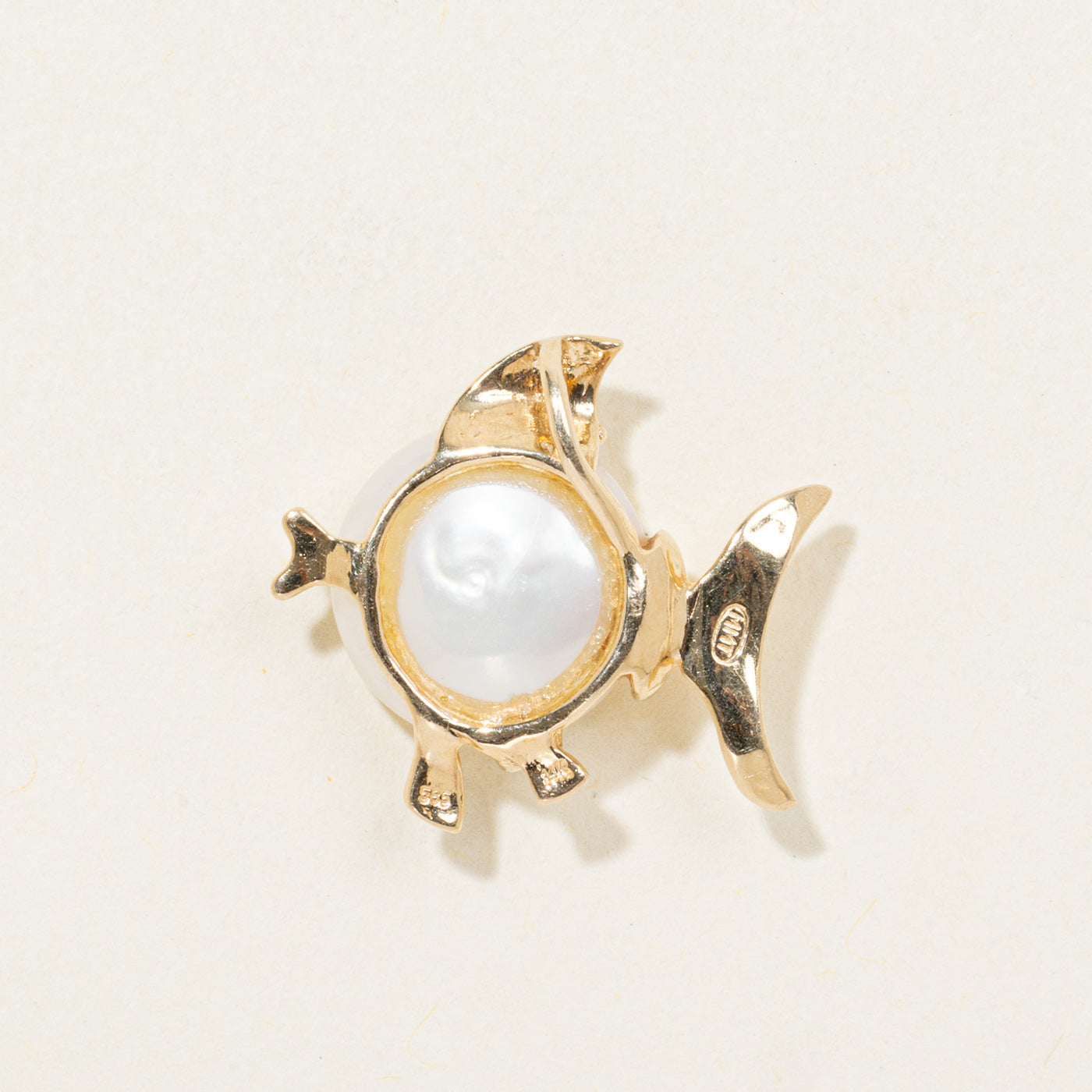 Pendentif poisson texturé en or 14 carats, diamants et perles | 0,03 ct