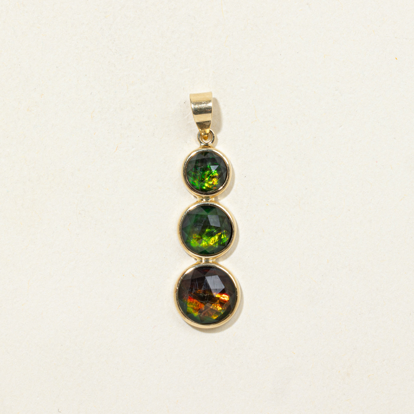 Pendentif goutte en or 14 carats serti de trois pierres d'ammolite | 2,00 ct