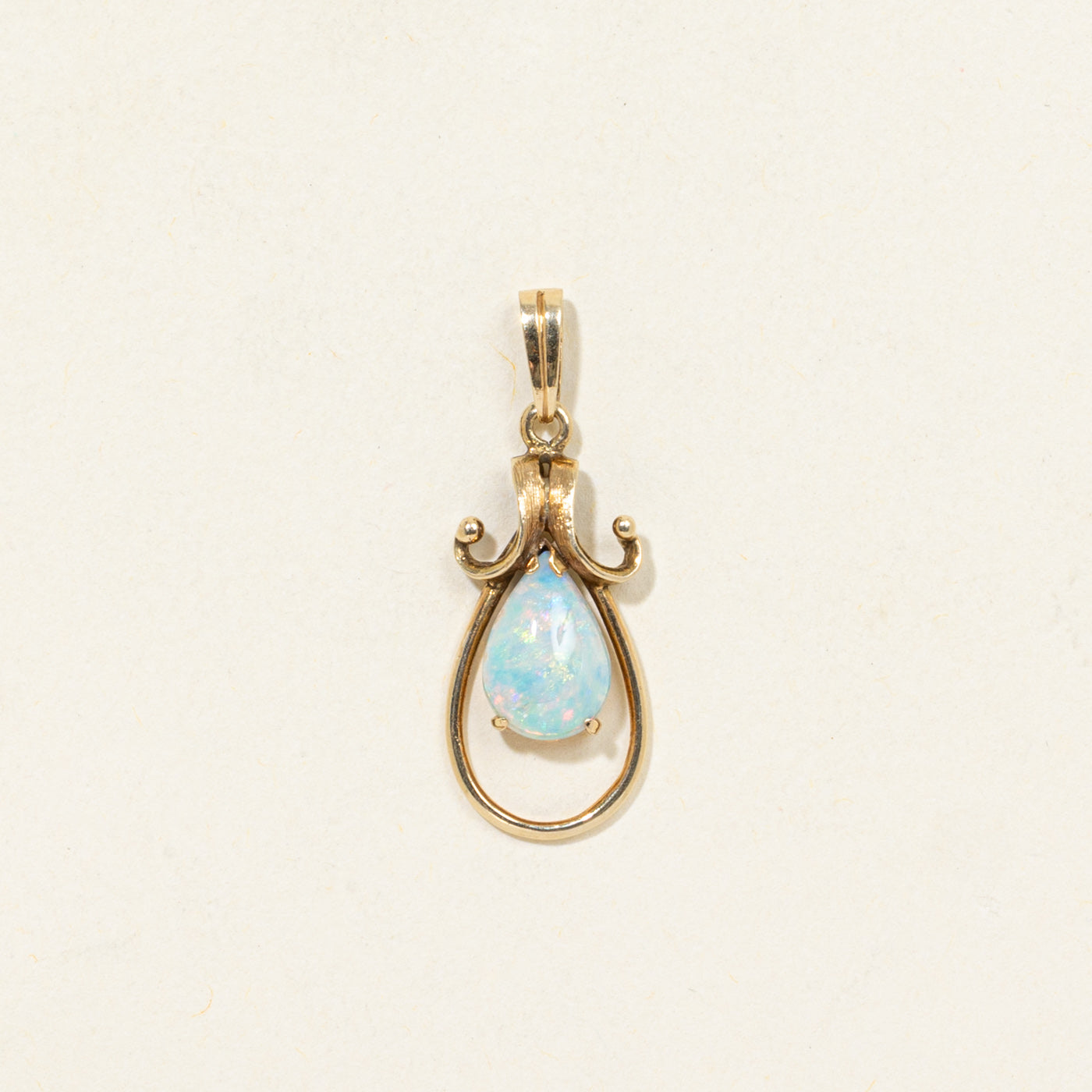 Pendentif en or 14 carats avec opale cabochon poire | 0,70 ct