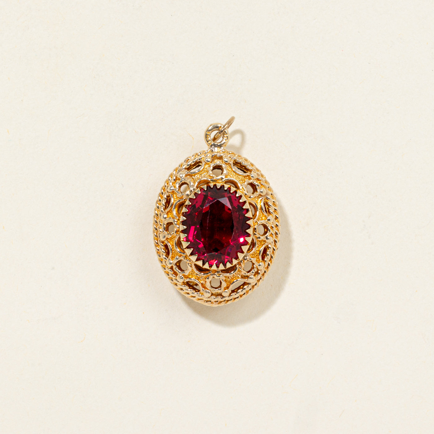 Pendentif orné en verre rouge 14 carats | 10,00 ct