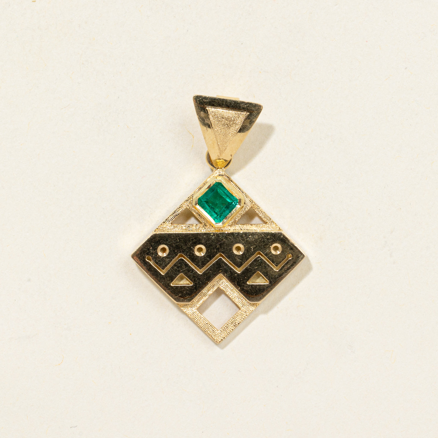 Pendentif géométrique texturé émeraude 18 carats | 0,40 ct