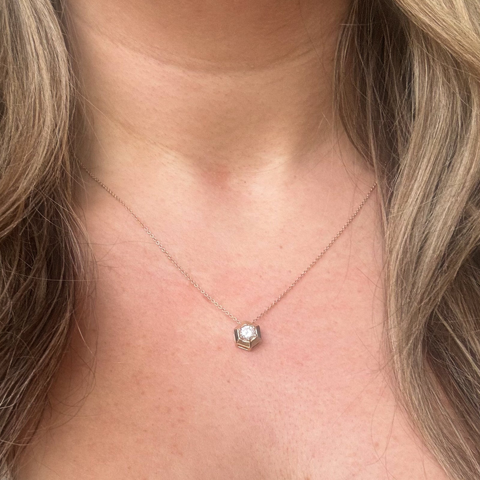 Collier pendentif « 100 façons » avec diamant hexagonal serti clos certifié GIA | 0,40 ct | 45,7 cm |