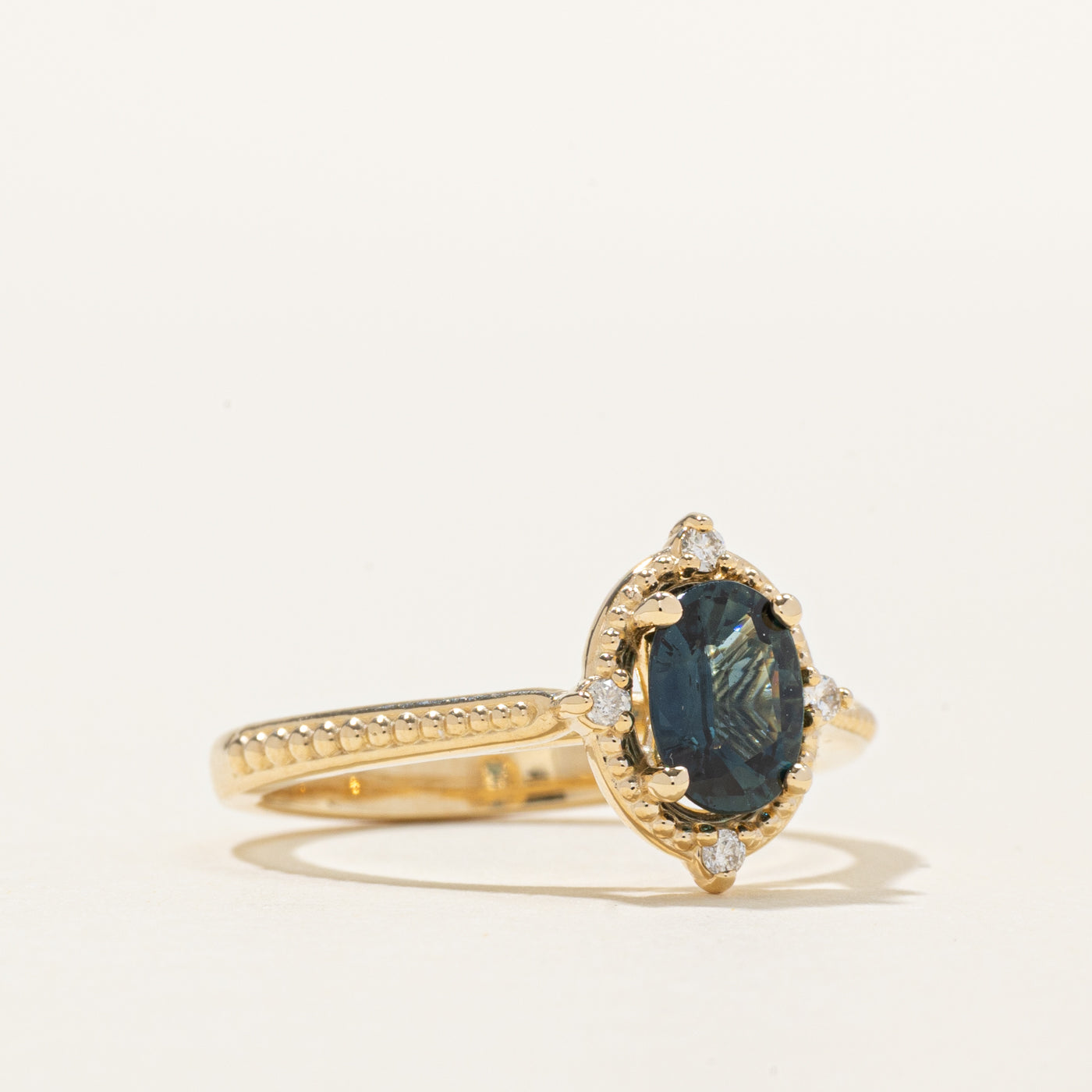 Bague « 100 façons » en saphir et diamants sertis millegrain | 0,84 ct, 0,04 ct au total | Taille 7