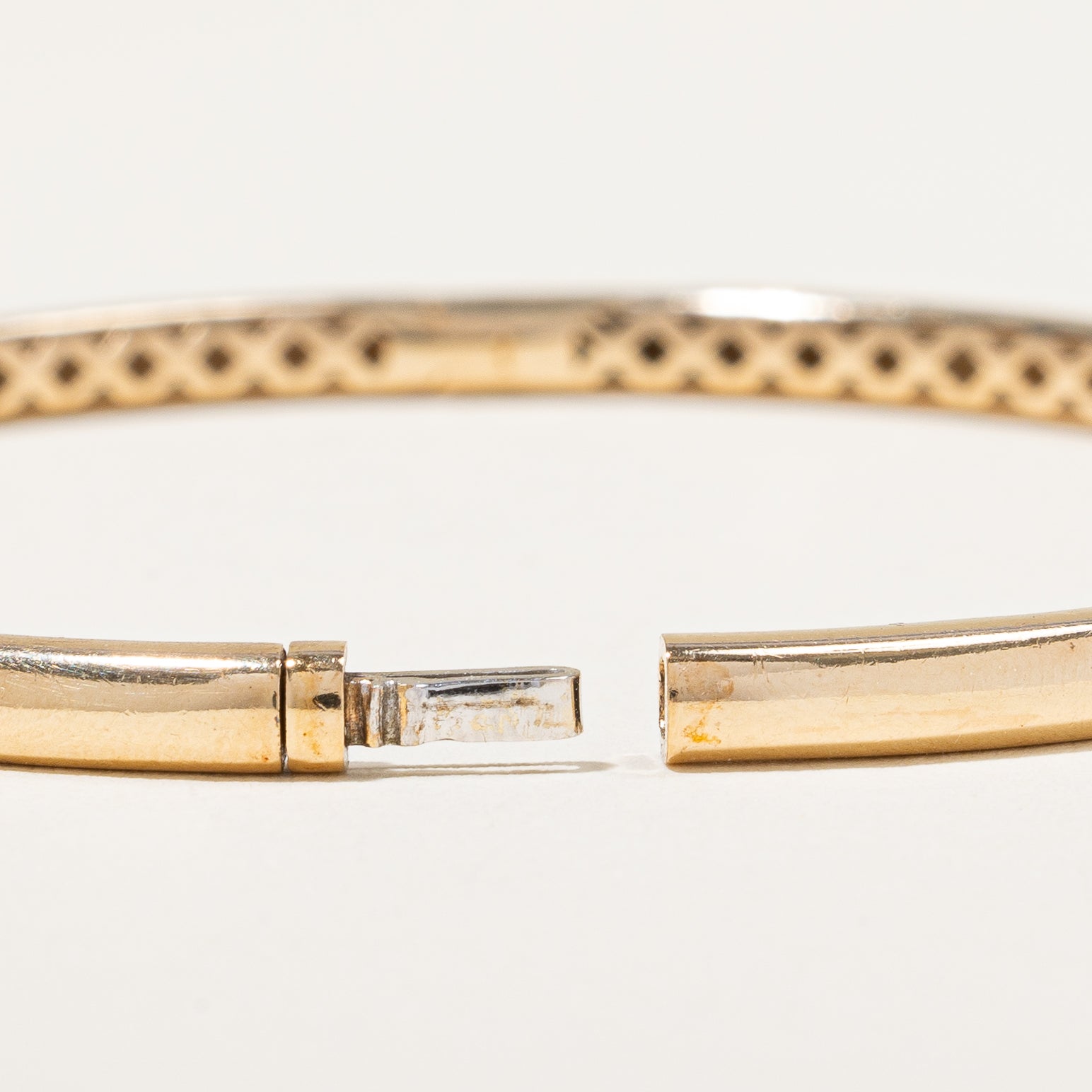 Bracelet jonc serti de diamants | 0,10 ct | 17,8 cm |