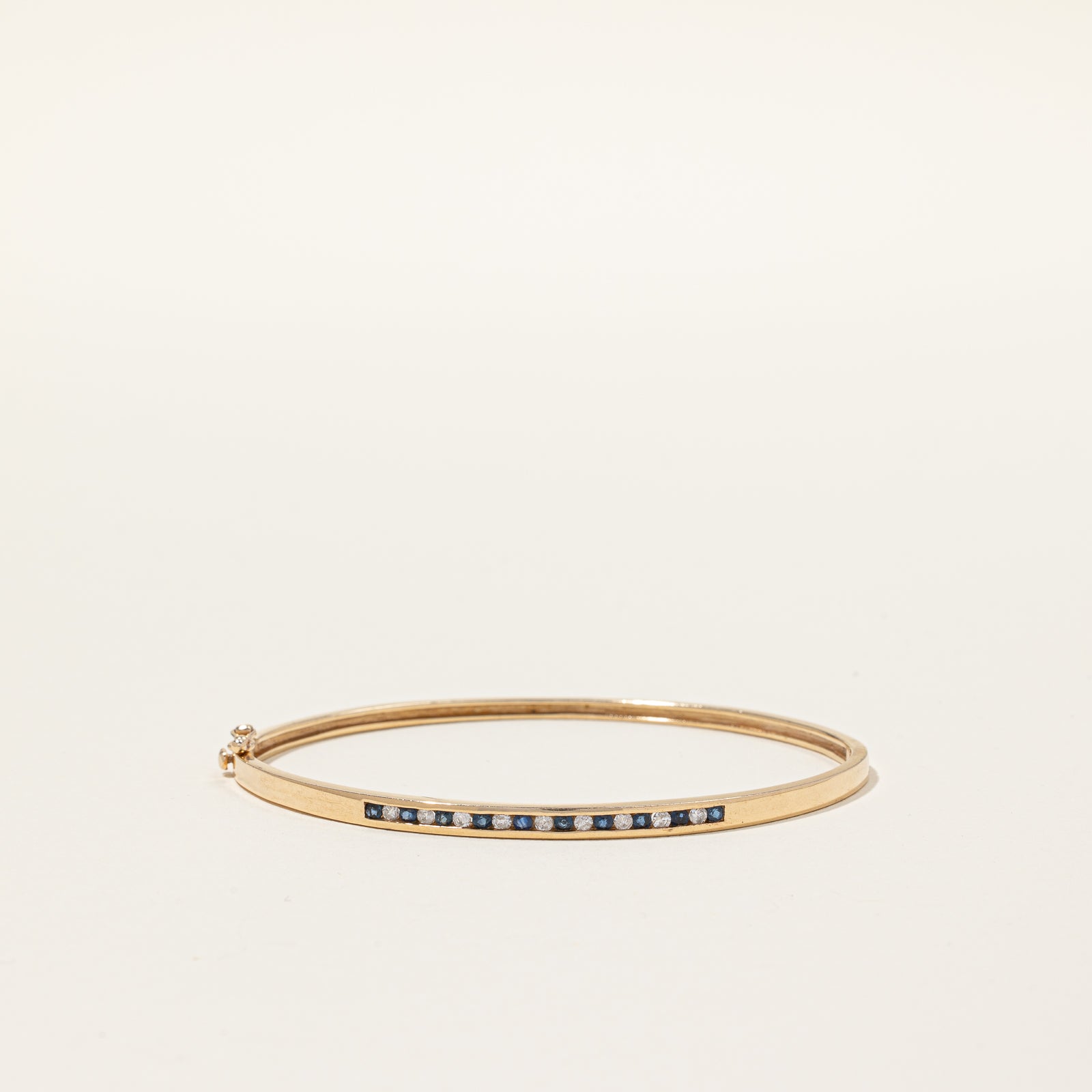 Bracelet en or jaune 10 carats, saphirs bleus et diamants | 0,41 ct au total, 0,24 ct au total | 12,7 cm |