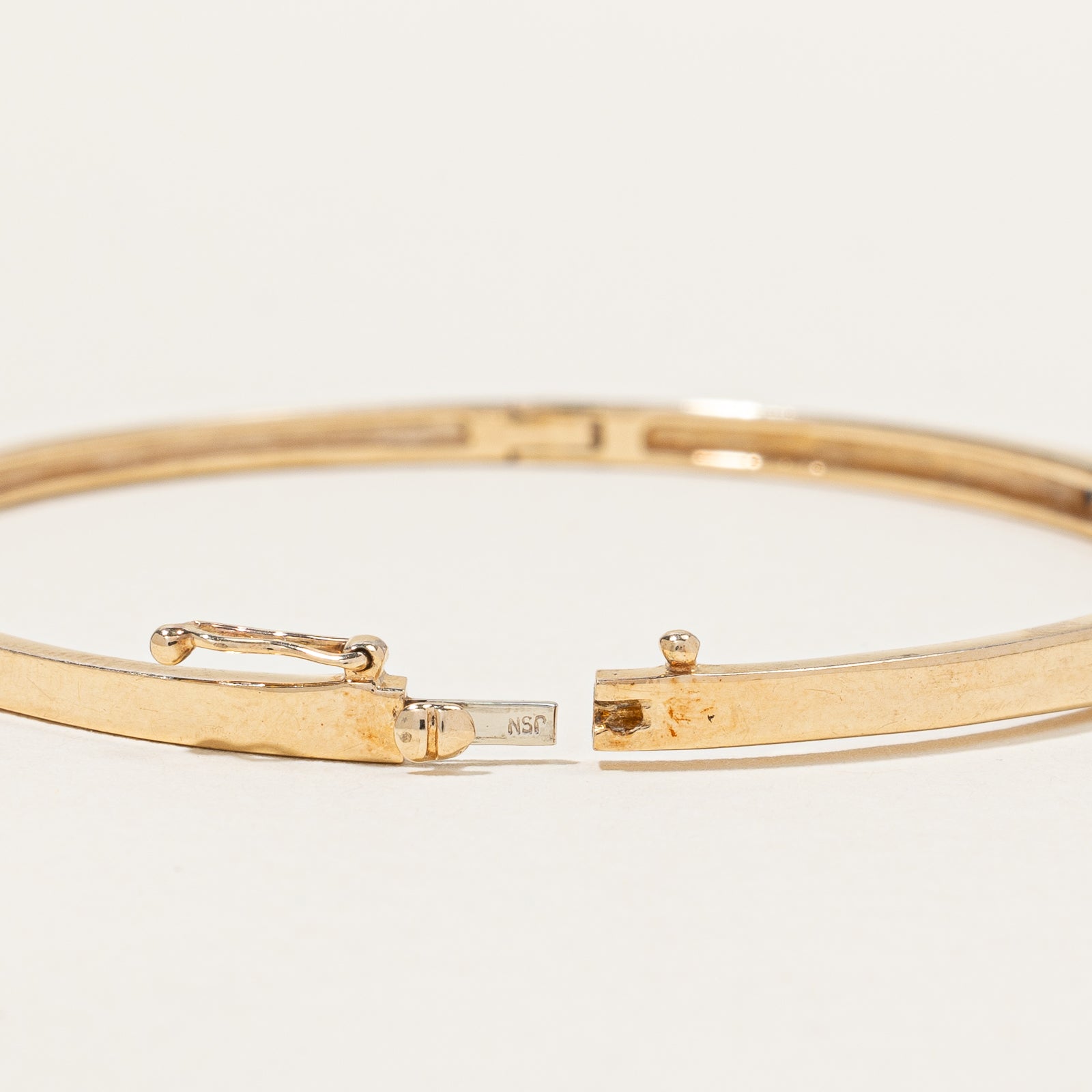 Bracelet en or jaune 10 carats, saphirs bleus et diamants | 0,41 ct au total, 0,24 ct au total | 12,7 cm |