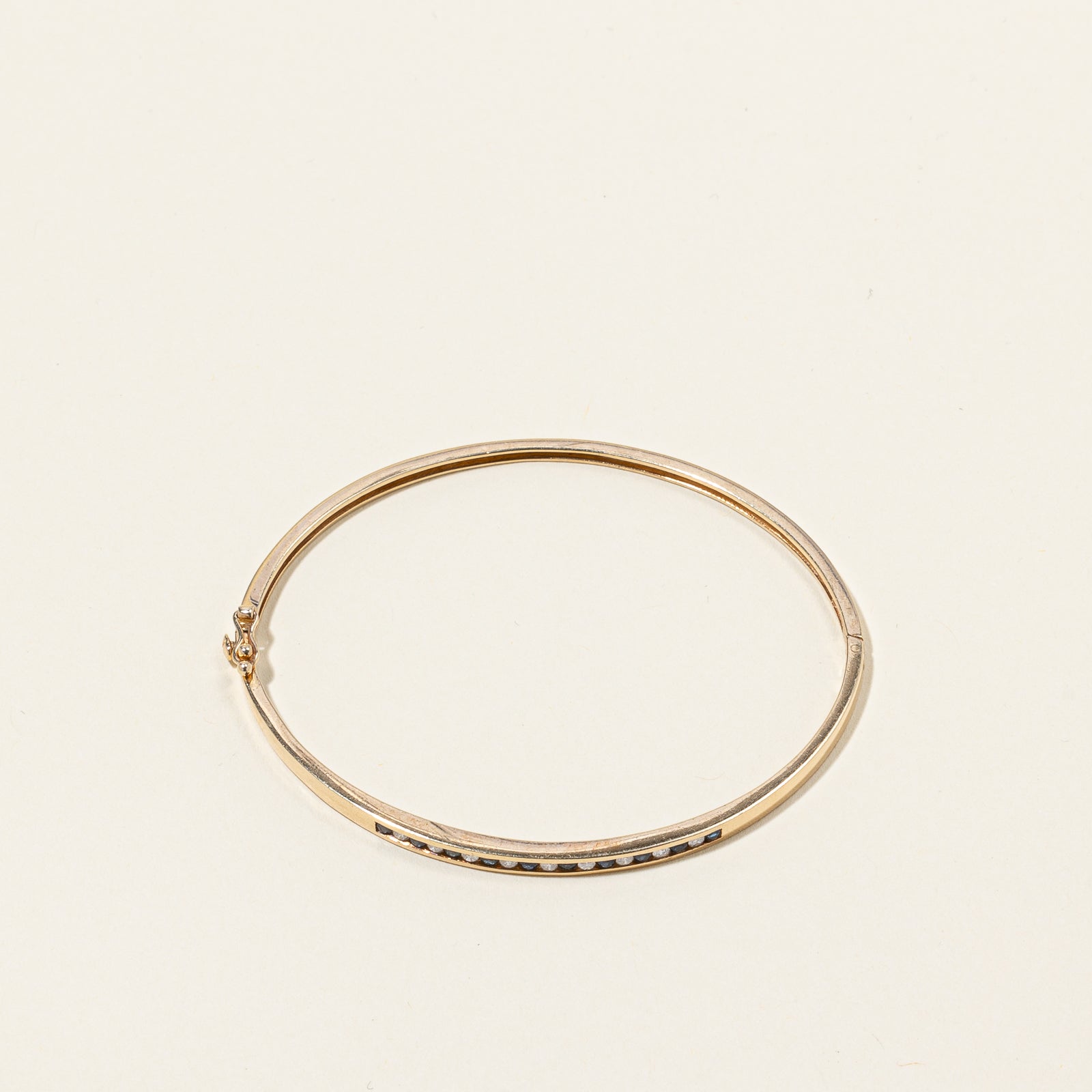 Bracelet en or jaune 10 carats, saphirs bleus et diamants | 0,41 ct au total, 0,24 ct au total | 12,7 cm |