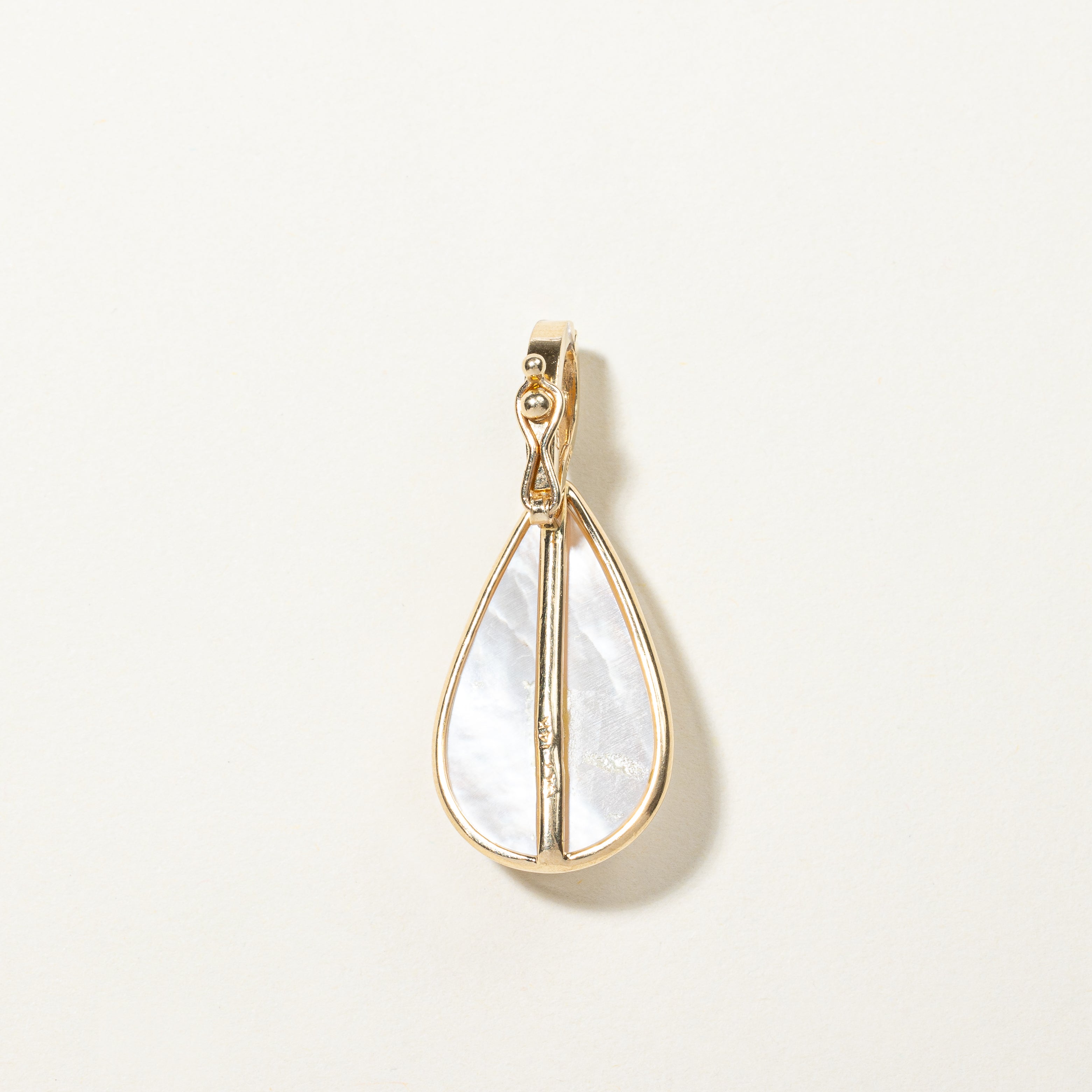 Pendentif goutte Mabe en perle et diamant | 0,03 ct |
