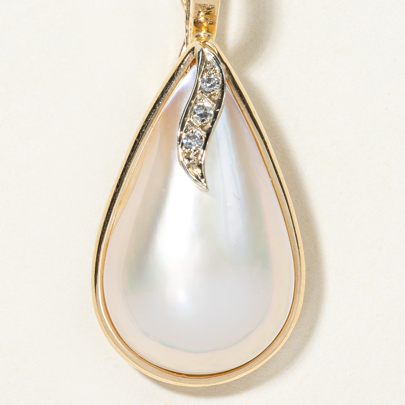 Pendentif goutte Mabe en perle et diamant | 0,03 ct |