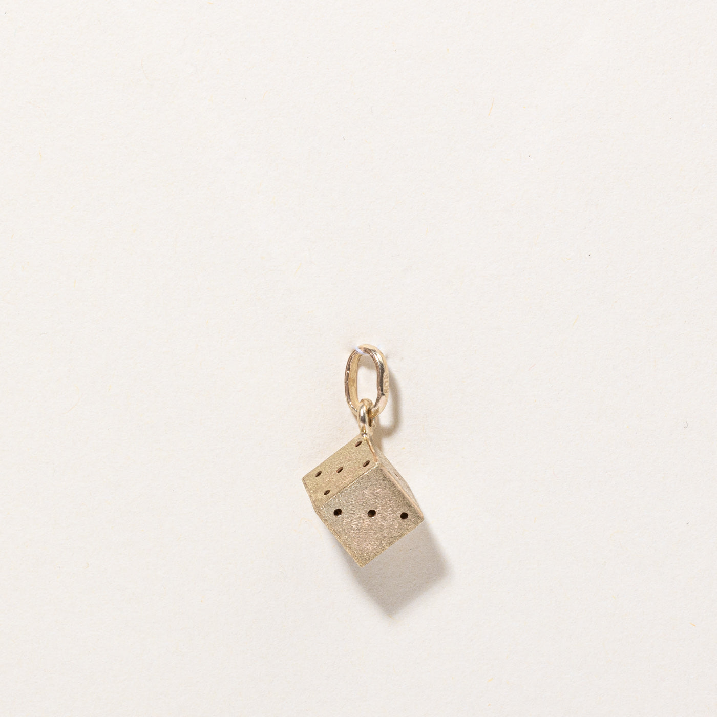 Breloque en forme de dé en or jaune 10 carats